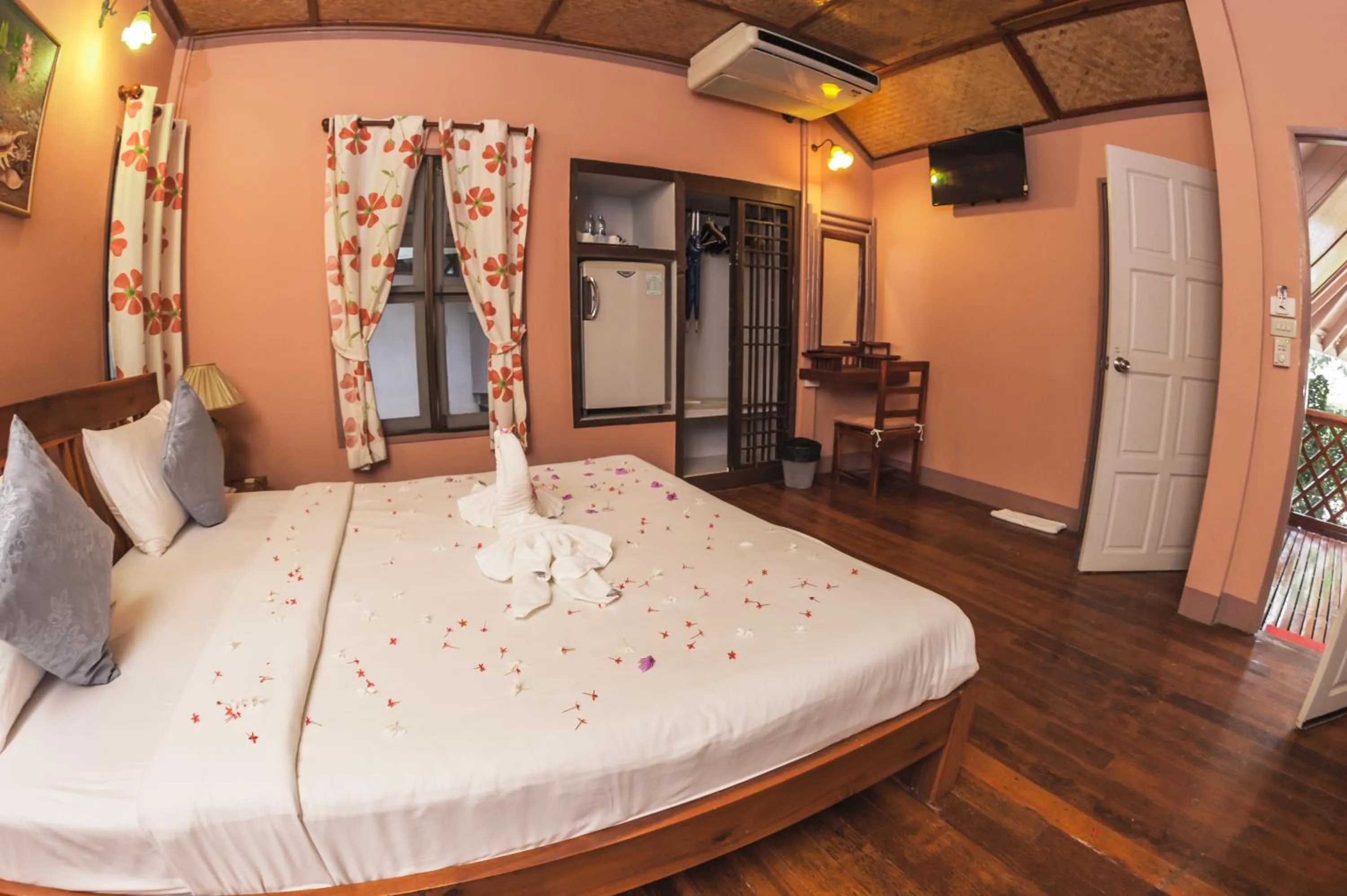 Photo of the whole room, Bed in Koh Tao Coral Grand Resort