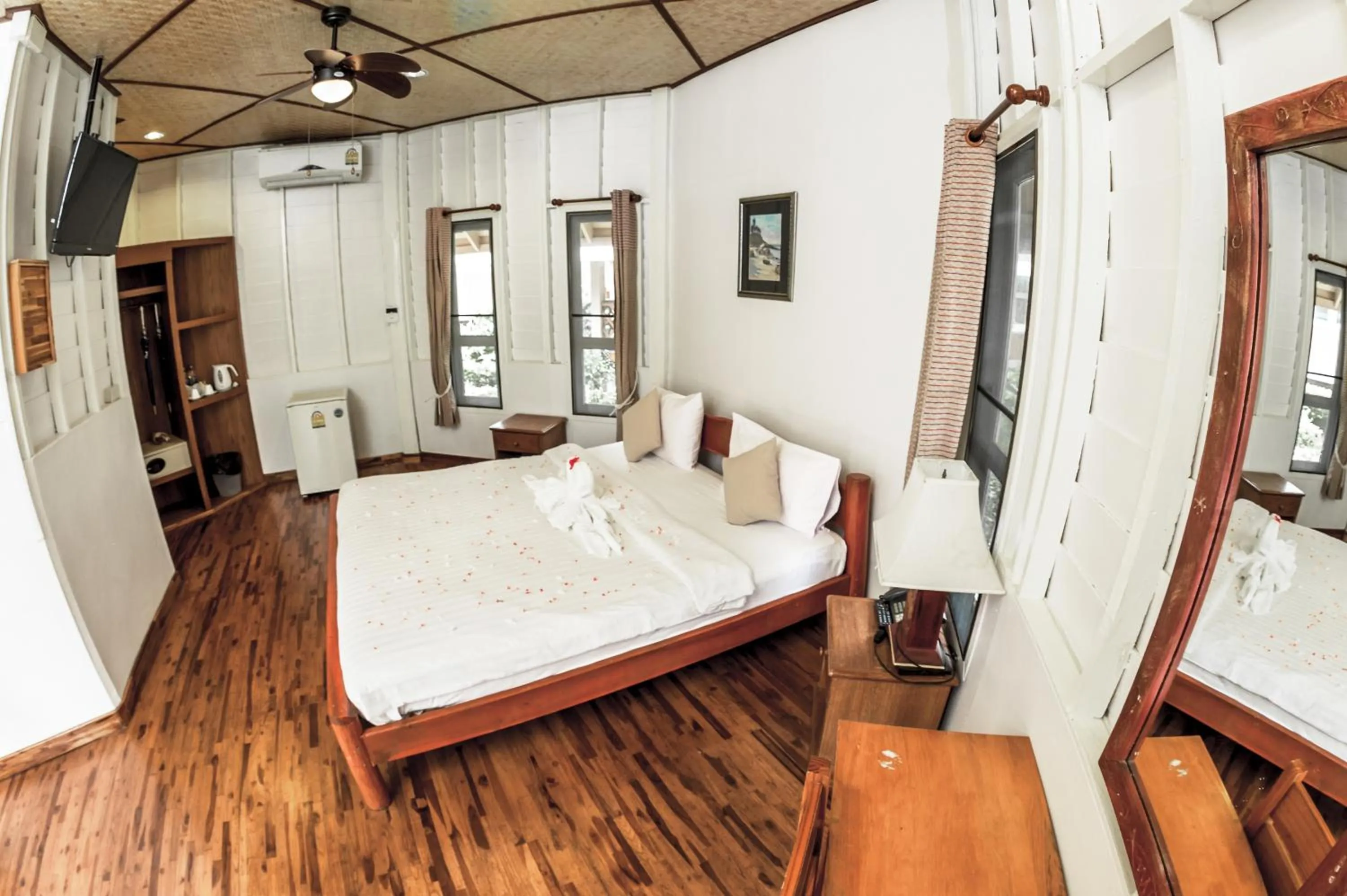 Photo of the whole room, Bed in Koh Tao Coral Grand Resort