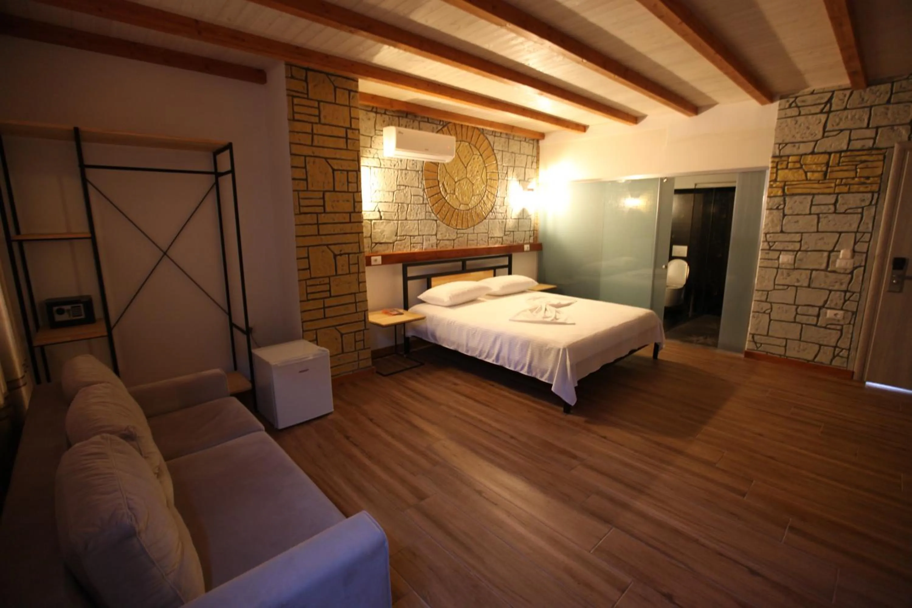 Bedroom, Bed in Oceanic Overview Suites