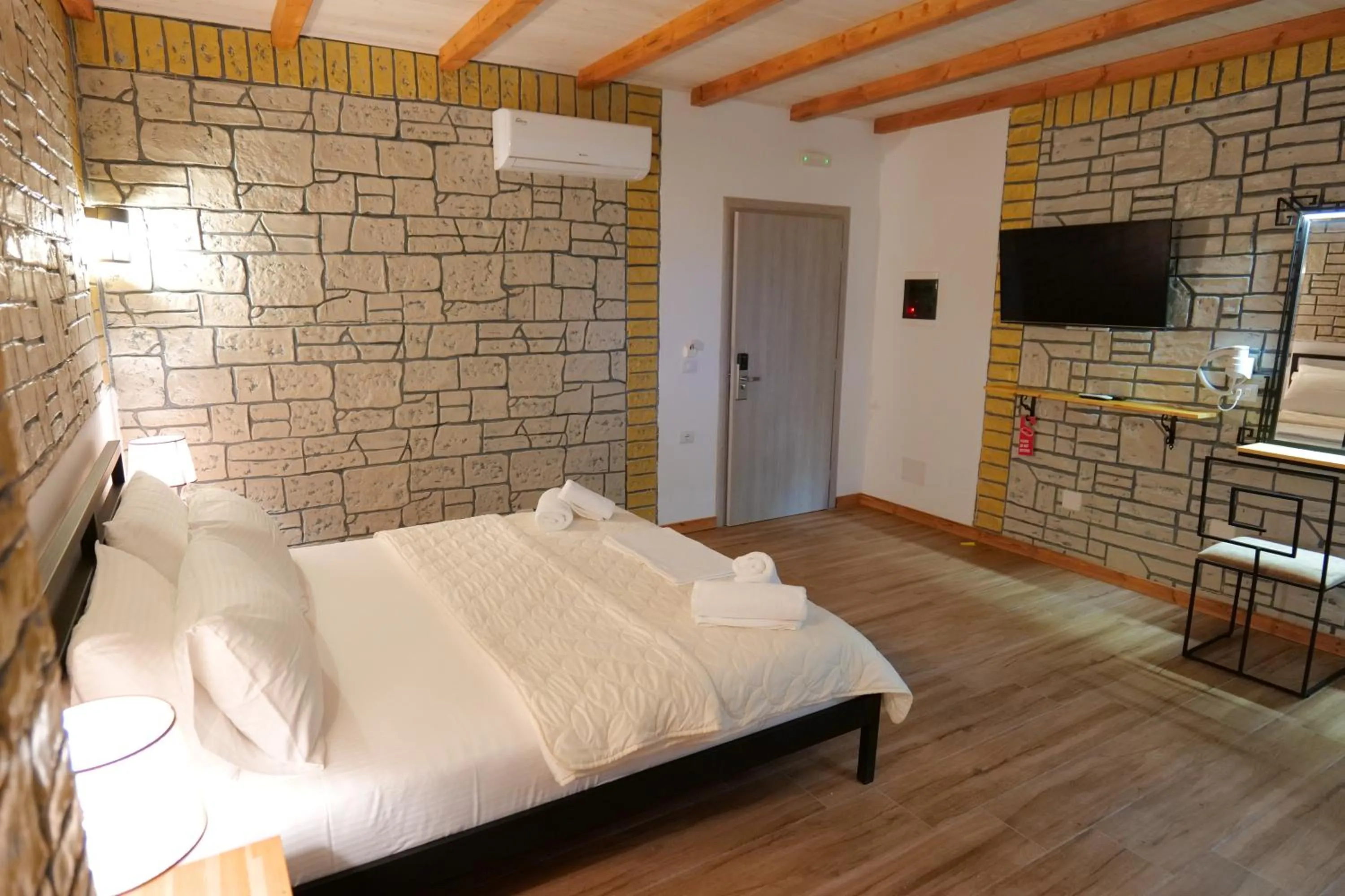 Photo of the whole room, Bed in Oceanic Overview Suites