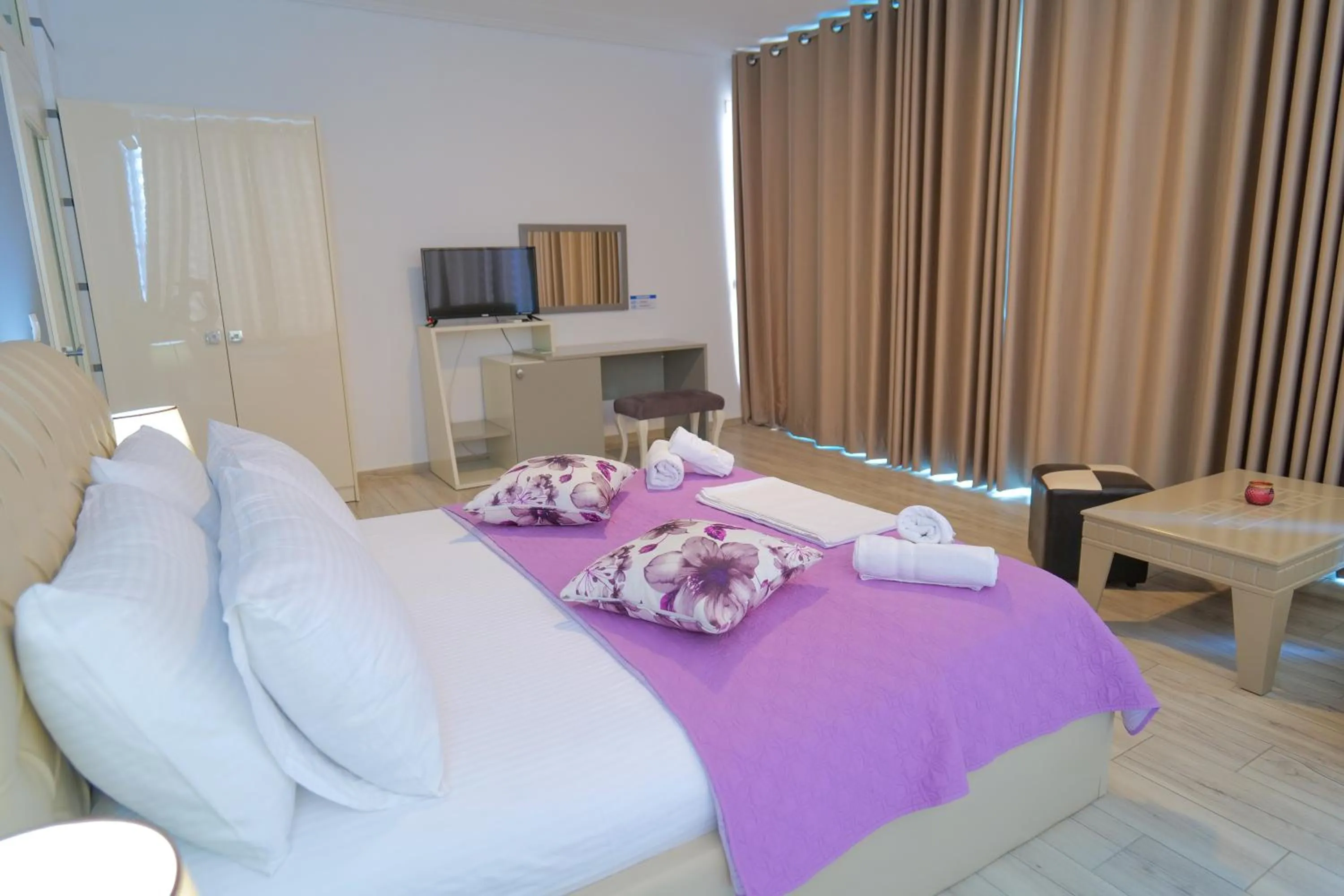 Bed in Oceanic Overview Suites