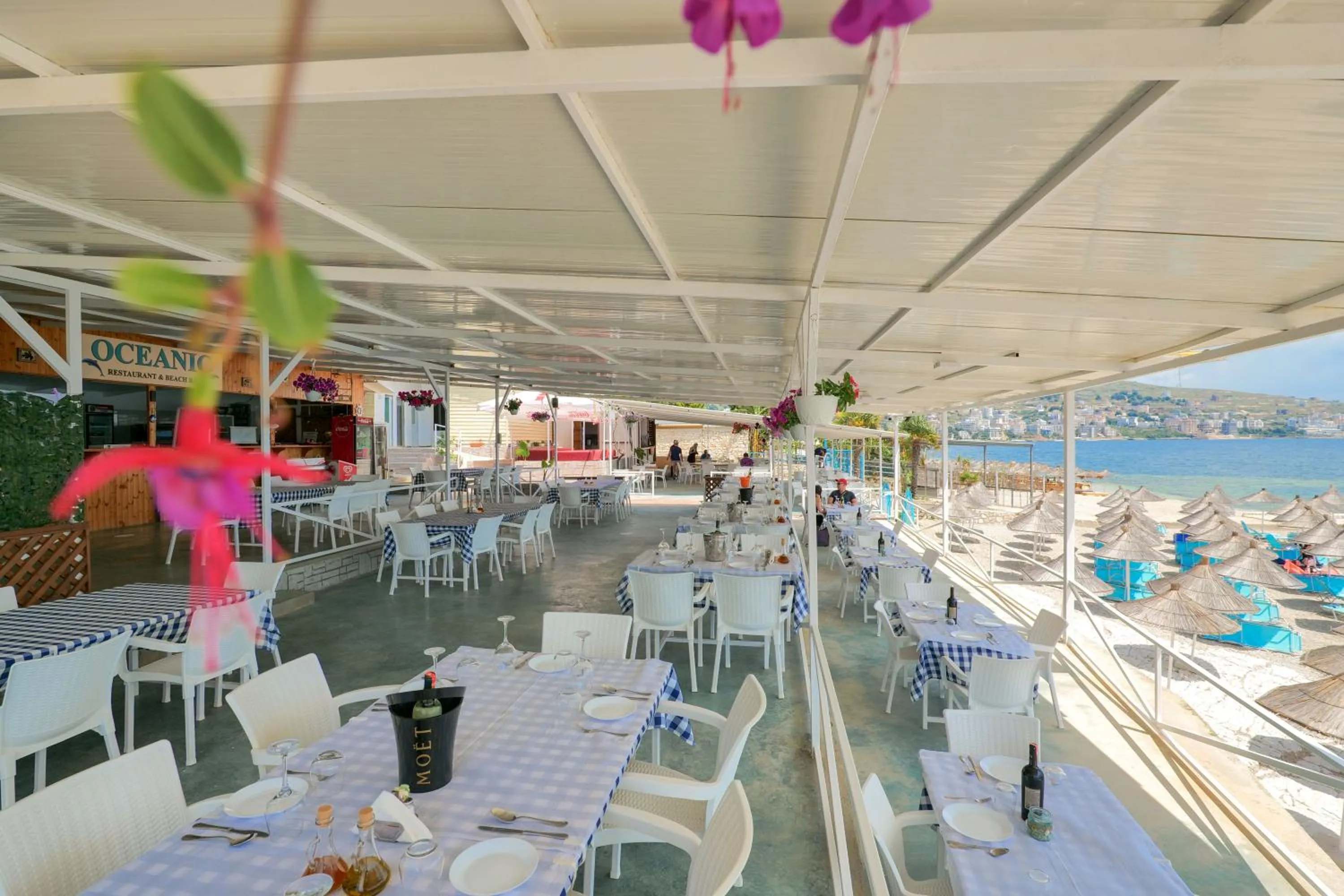 Restaurant/places to eat in Oceanic Overview Suites