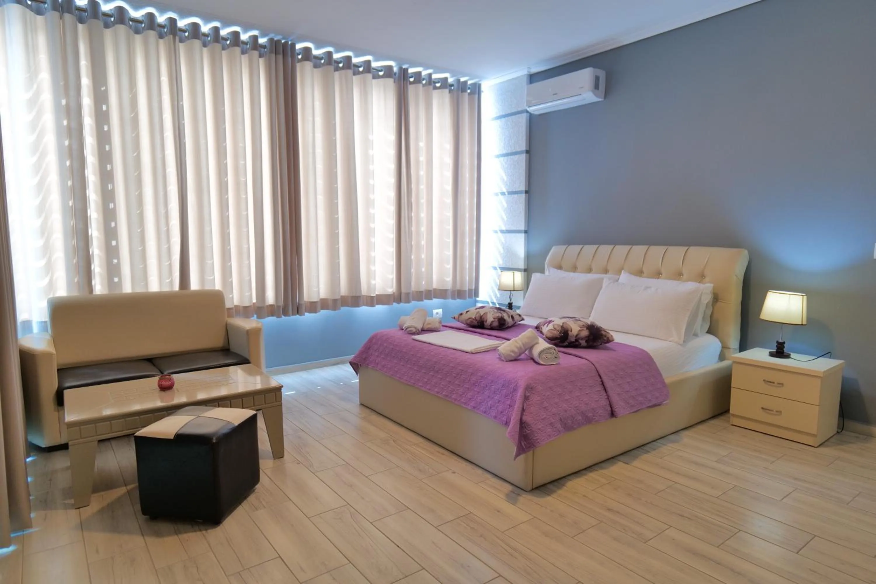 Photo of the whole room, Bed in Oceanic Overview Suites