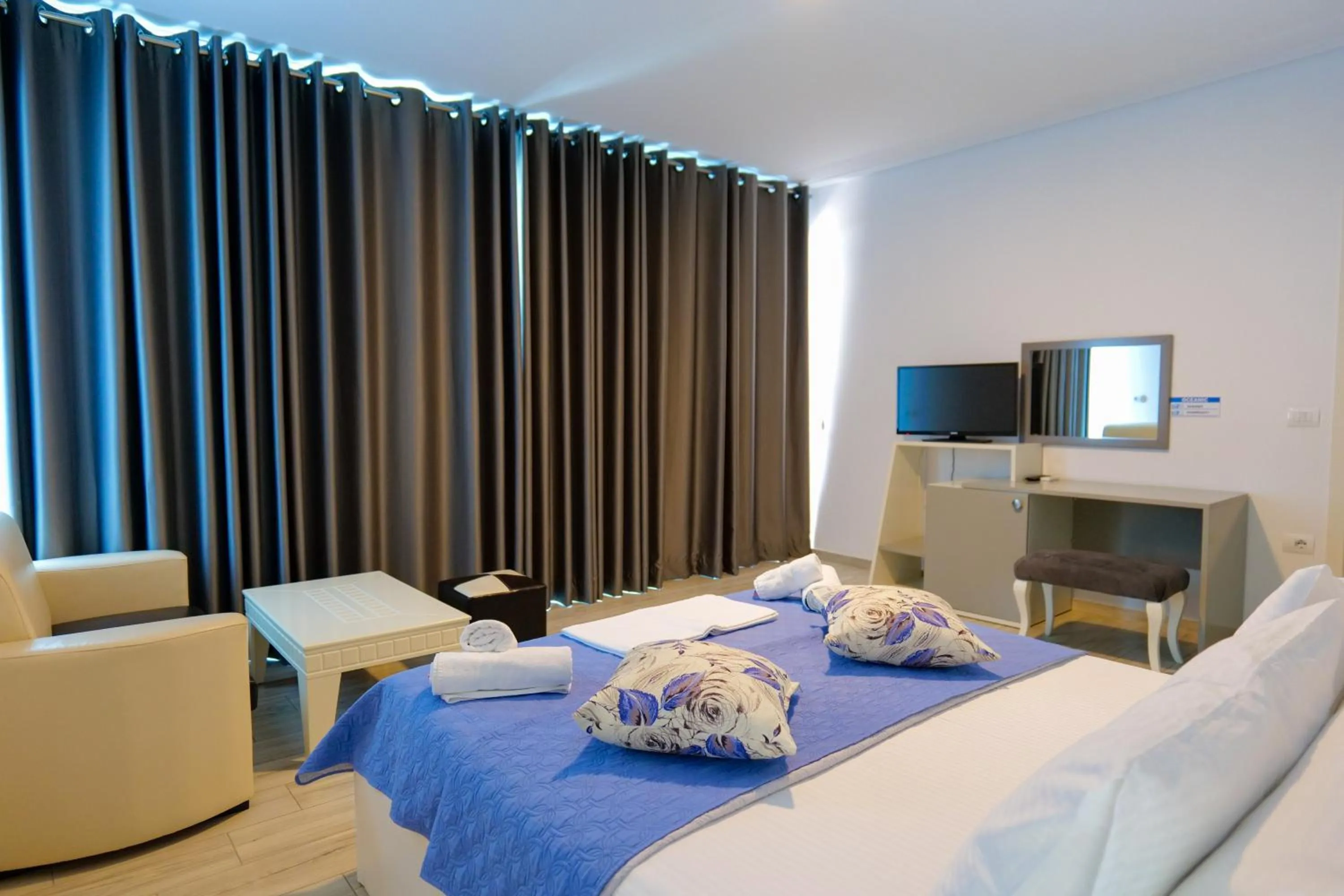 TV and multimedia, Bed in Oceanic Overview Suites