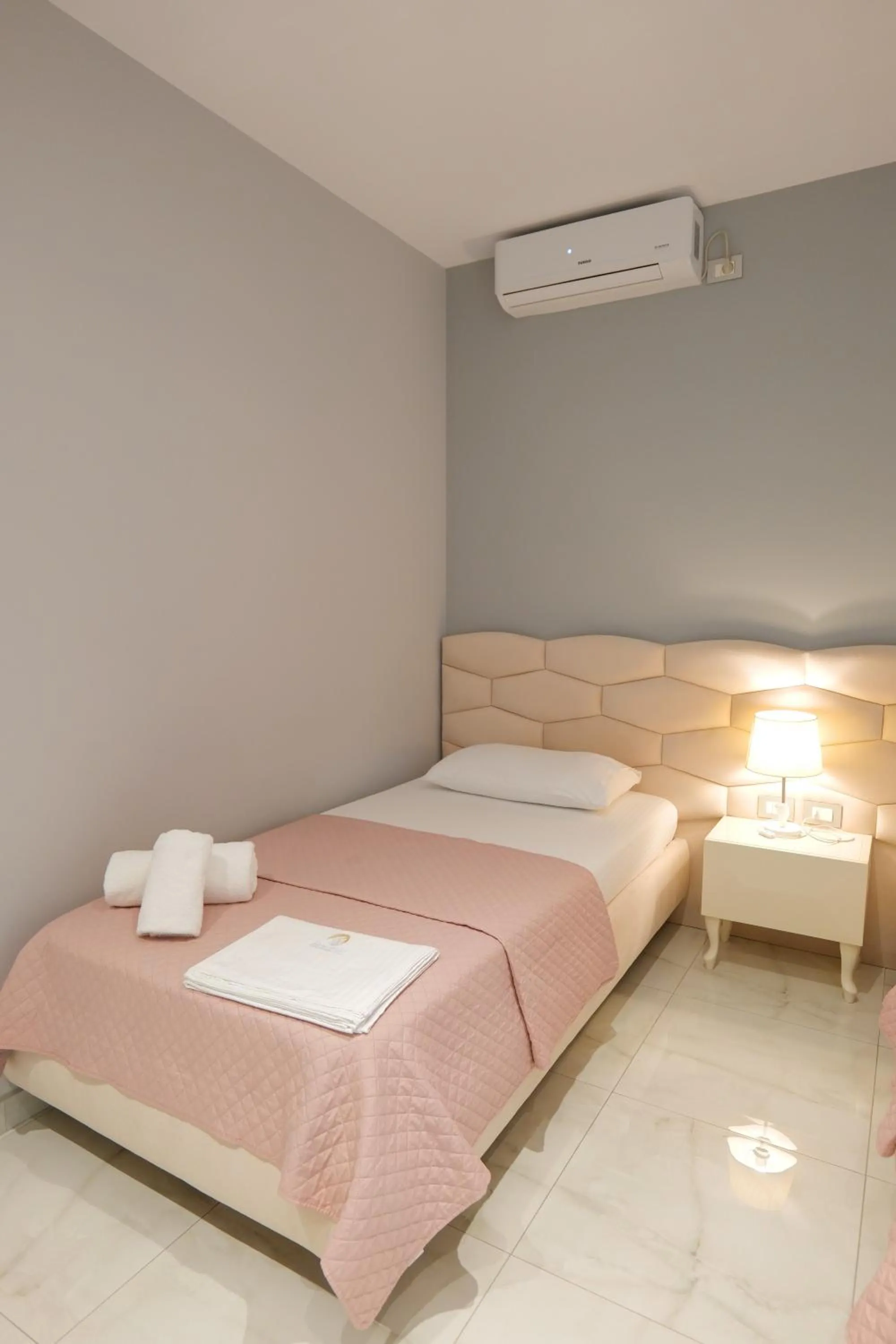 Bed in Oceanic Overview Suites