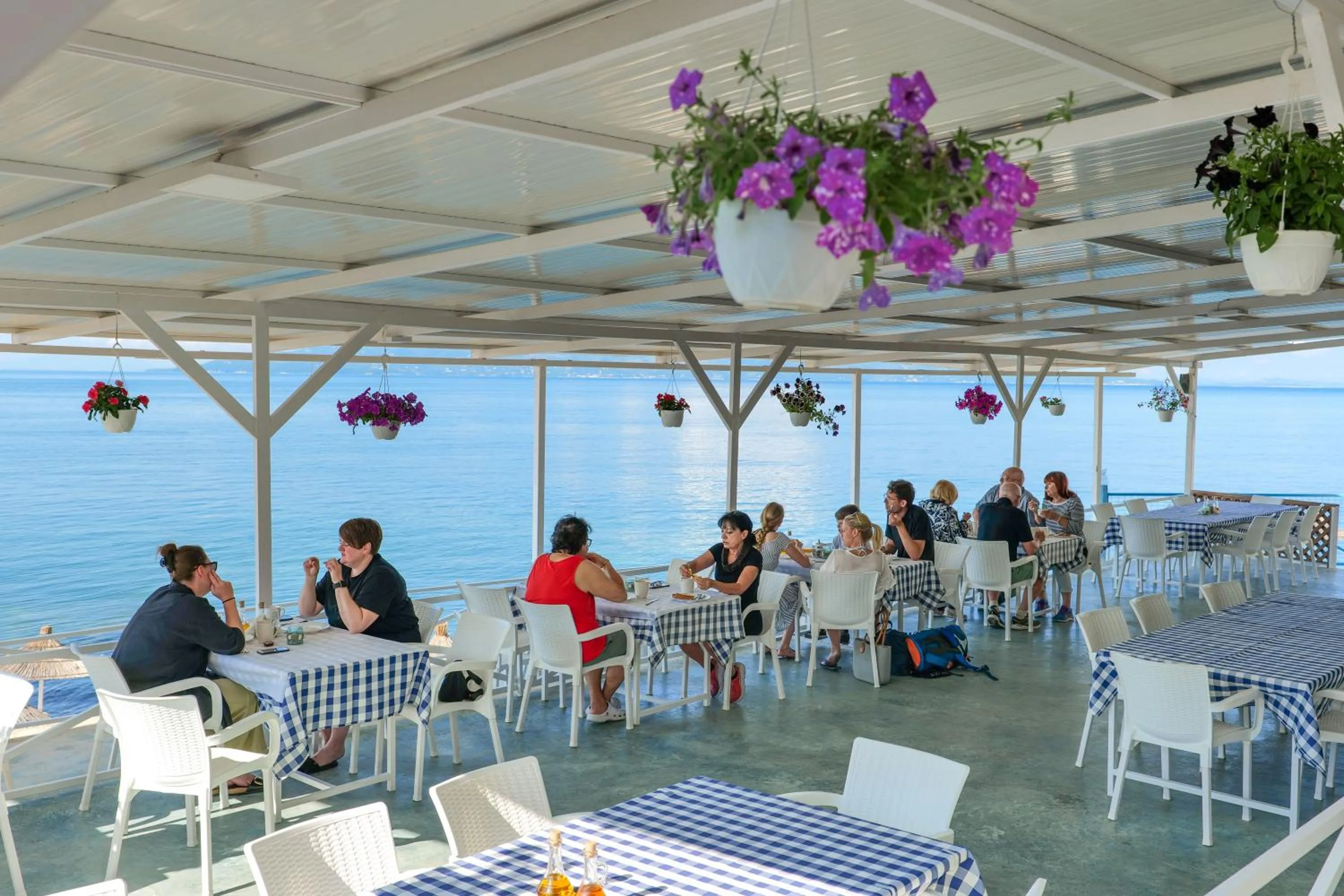 Restaurant/places to eat in Oceanic Overview Suites