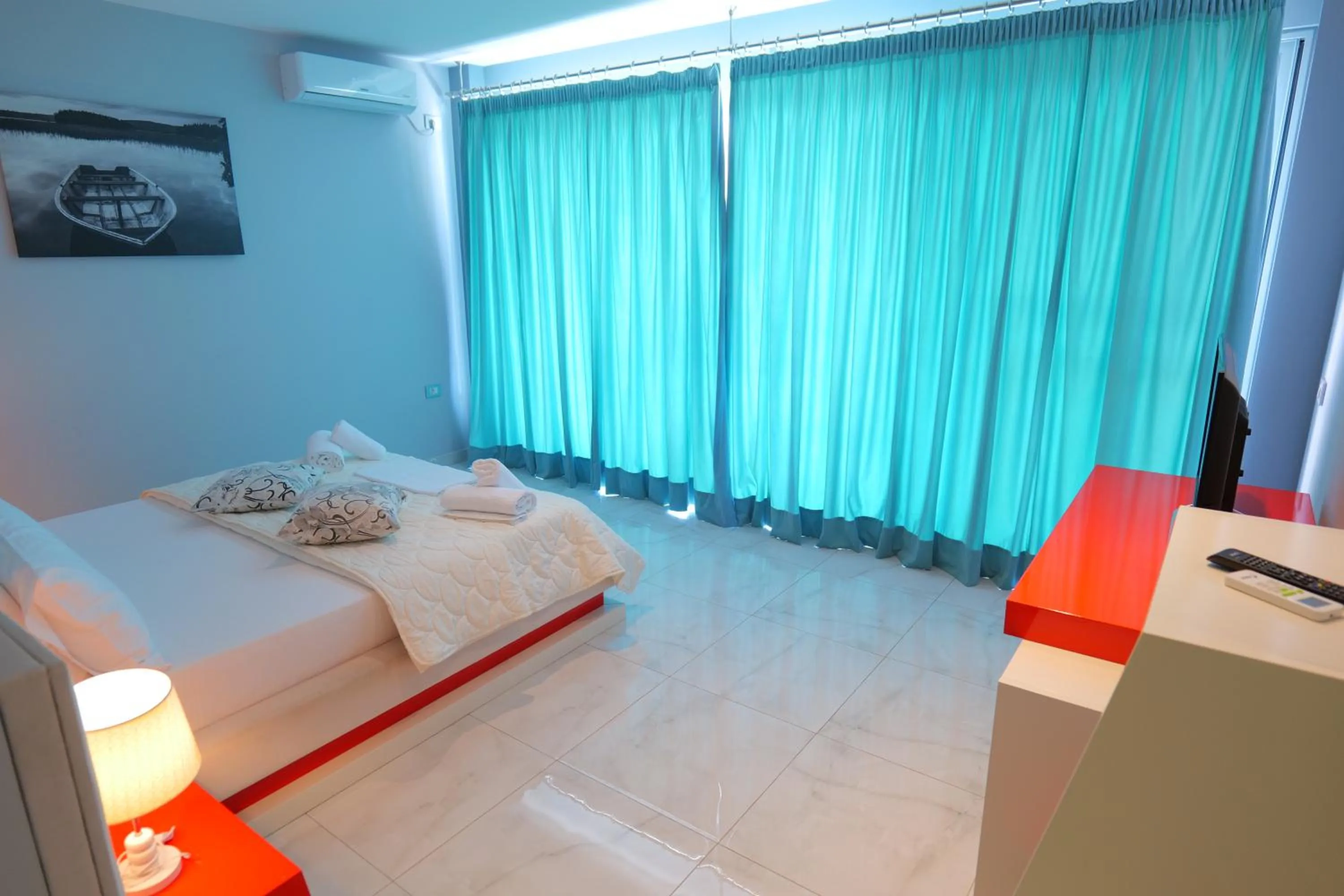 Bed in Oceanic Overview Suites