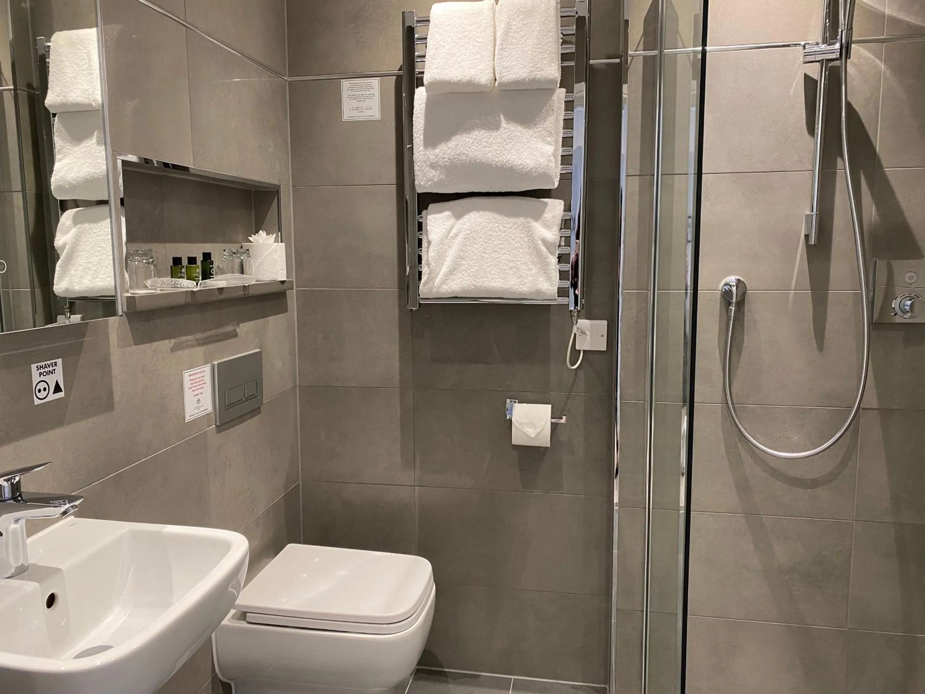 Shower in Oatlands Park Hotel