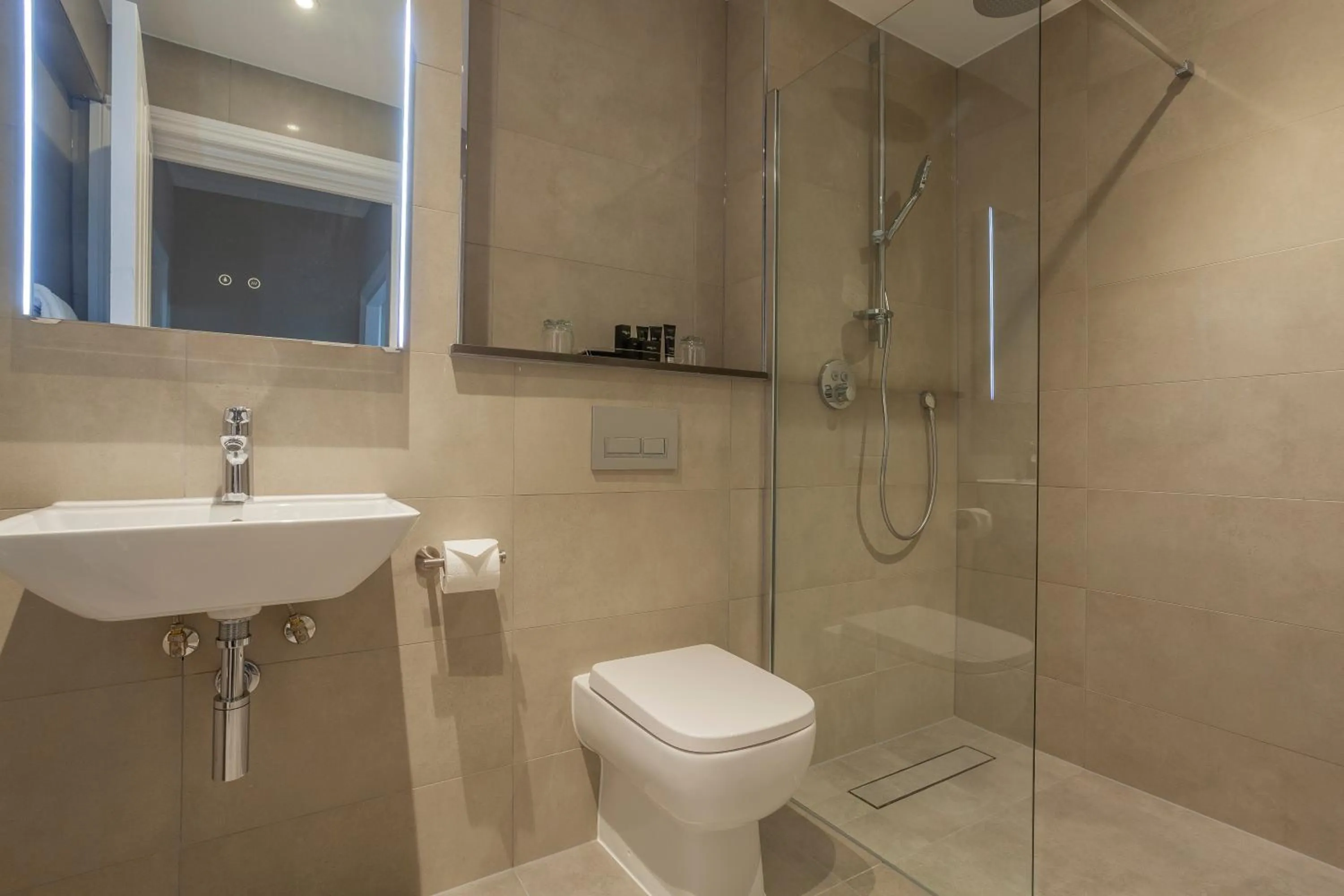 Shower in Oatlands Park Hotel