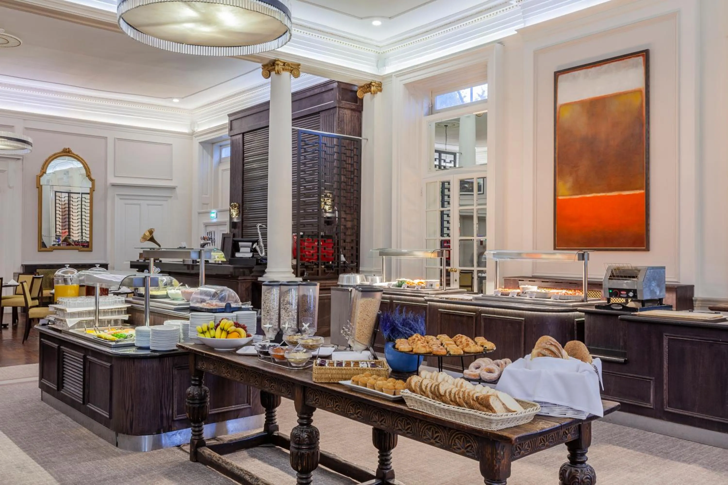 Restaurant/places to eat in Oatlands Park Hotel