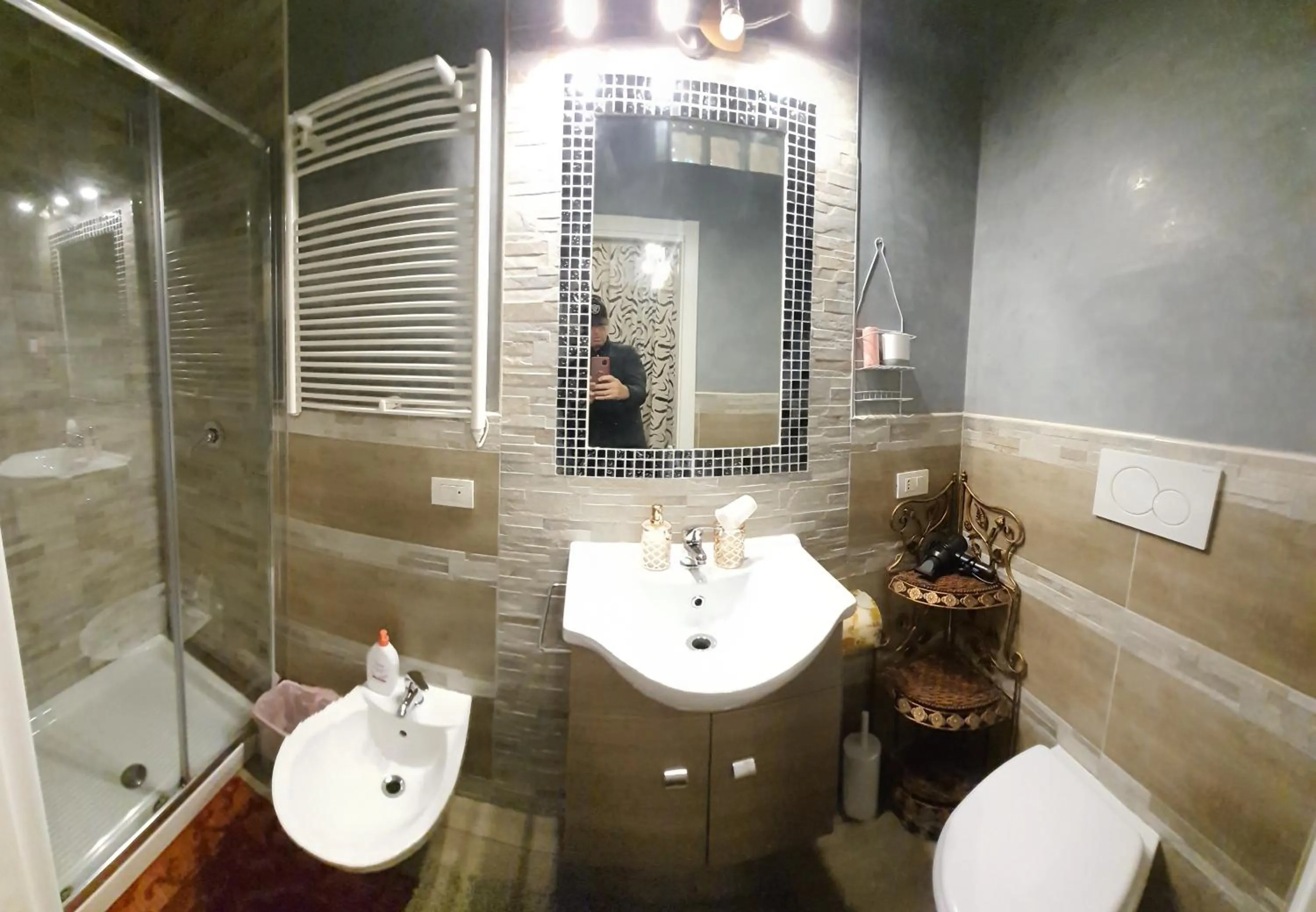 Shower in Max B&B Fiera