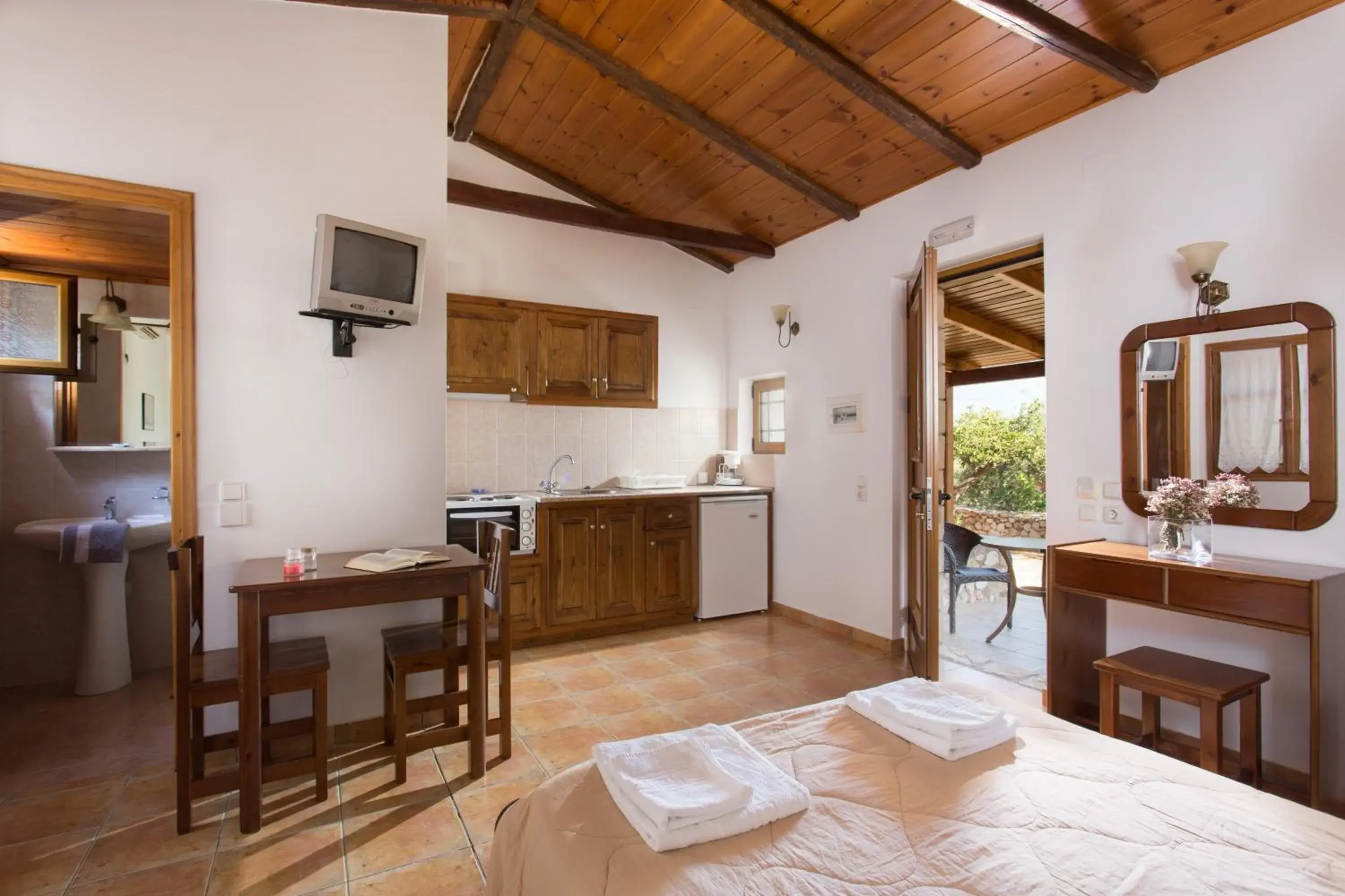 Standard Apartment in Georgia's Houses (Melitzanakia) Standard Apartment in Georgia's Houses (Melitzanakia)