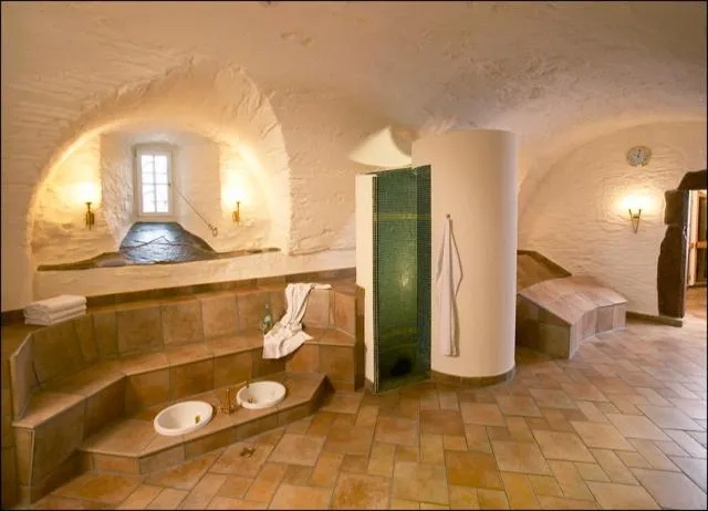 Swimming pool in Hotel und Restaurant Burg Schnellenberg