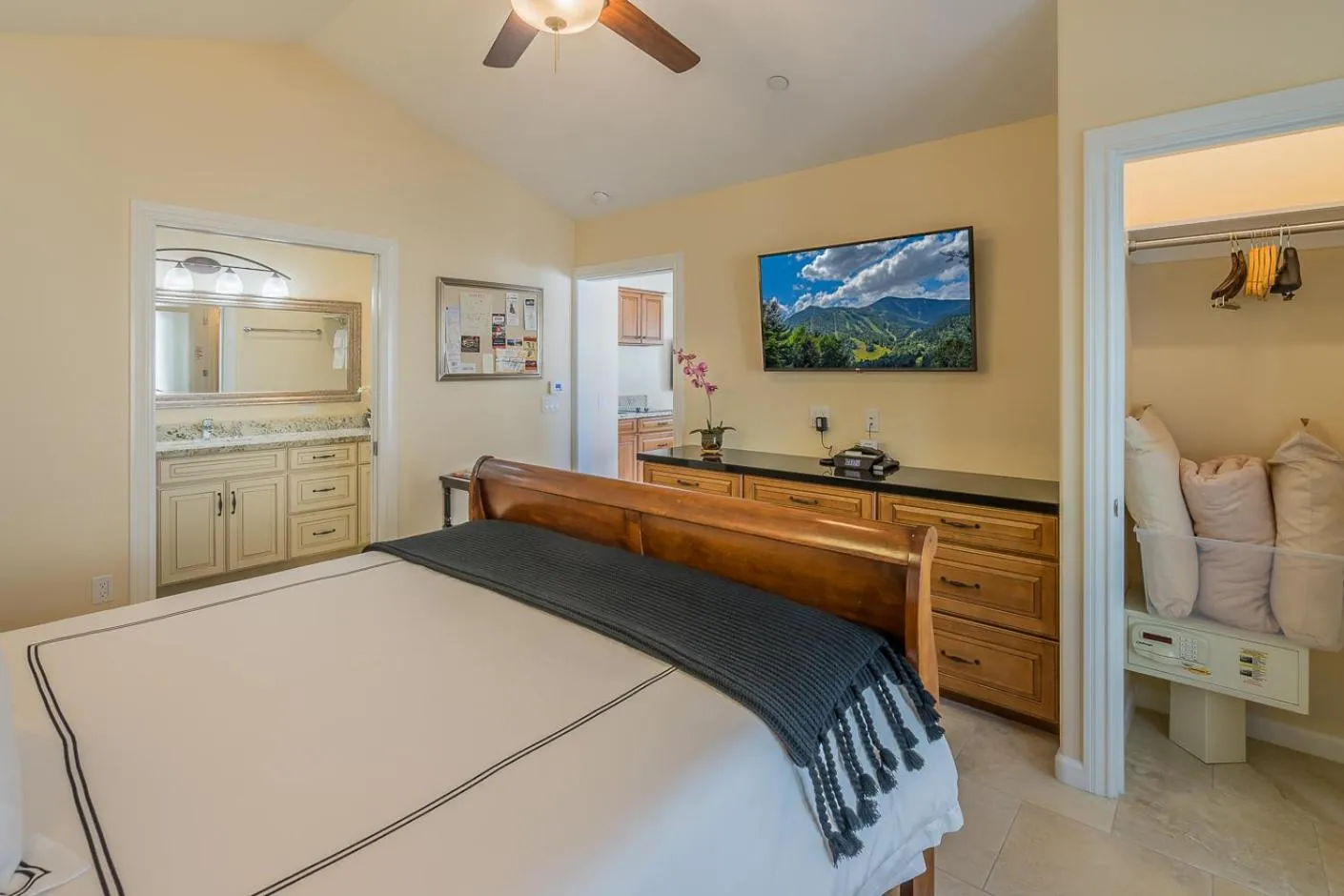 Bed in Solvang Alisal Vacation Cottages
