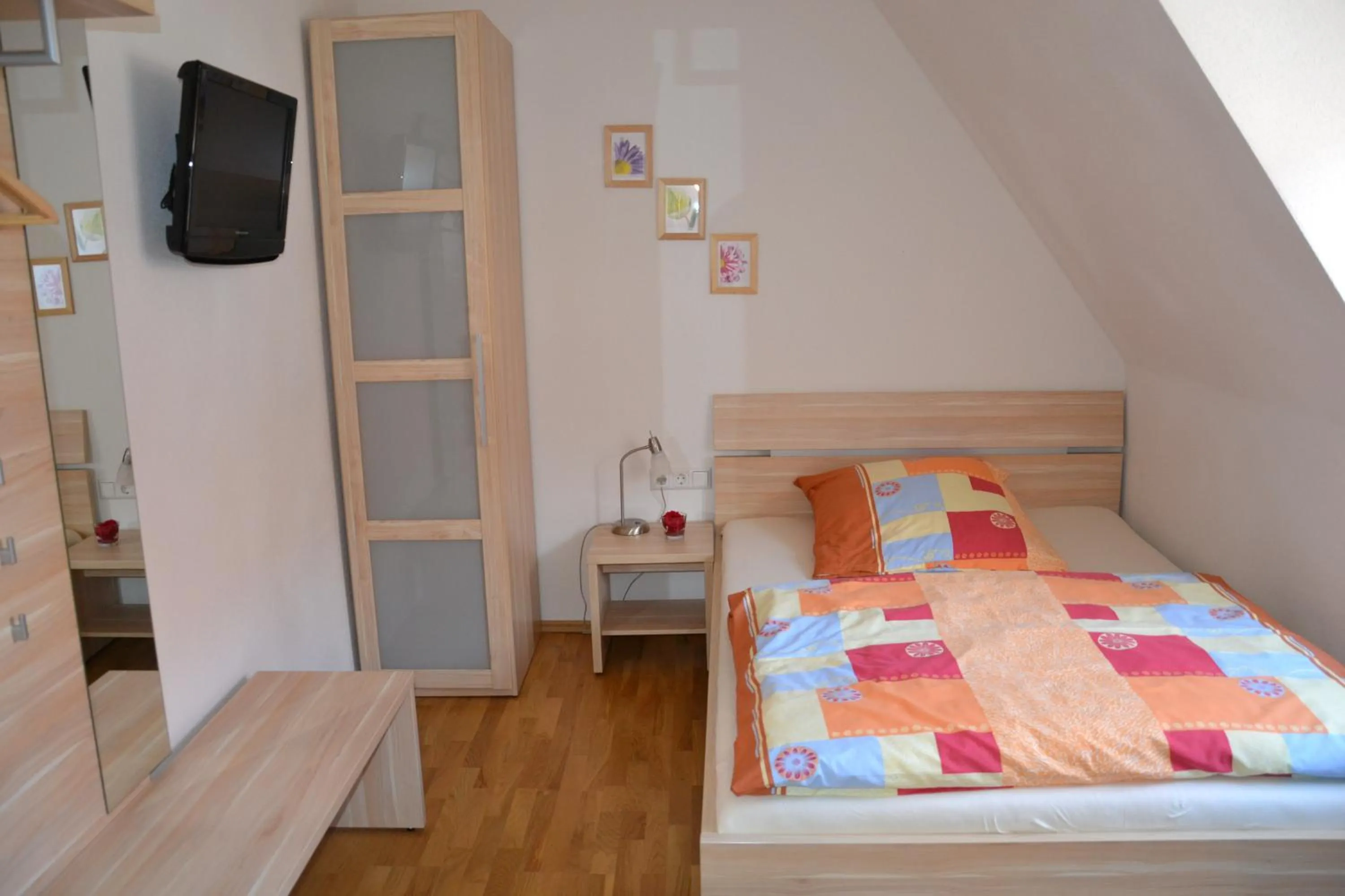 Photo of the whole room, Bed in Baumeisterhaus