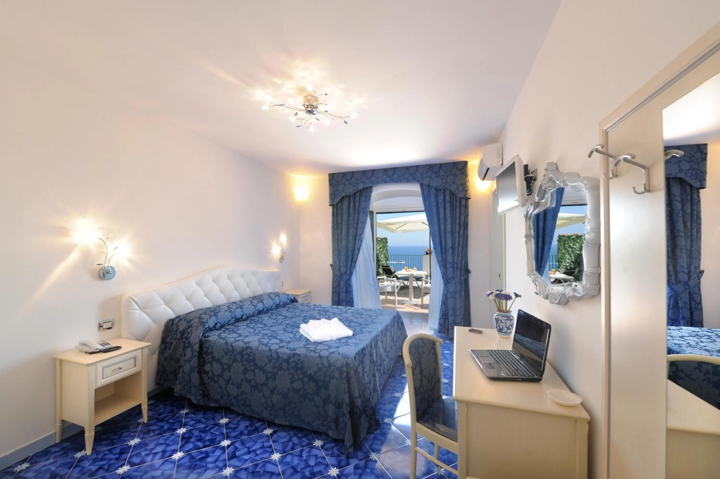 Balcony/Terrace, Bed in Hotel Villa Maria Pia