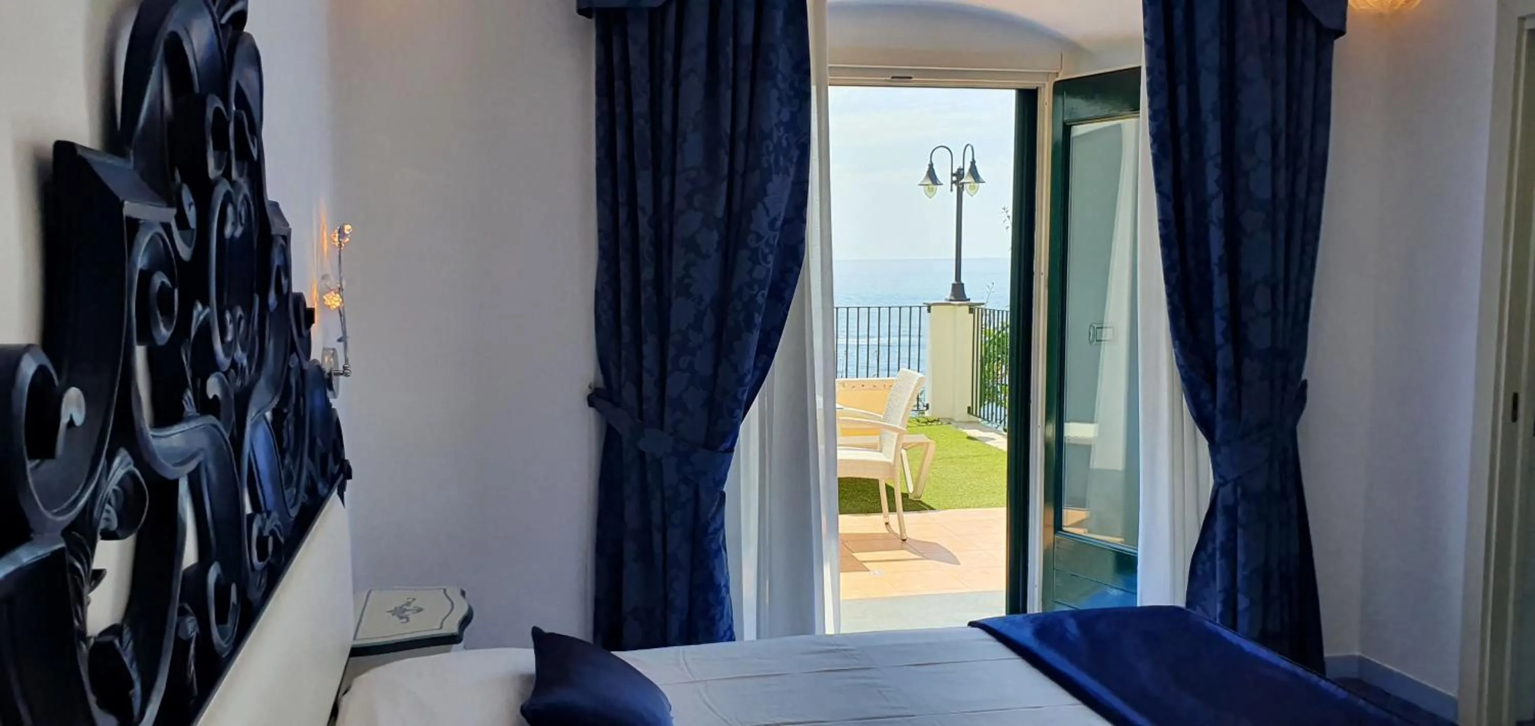 Shower, Bed in Hotel Villa Maria Pia