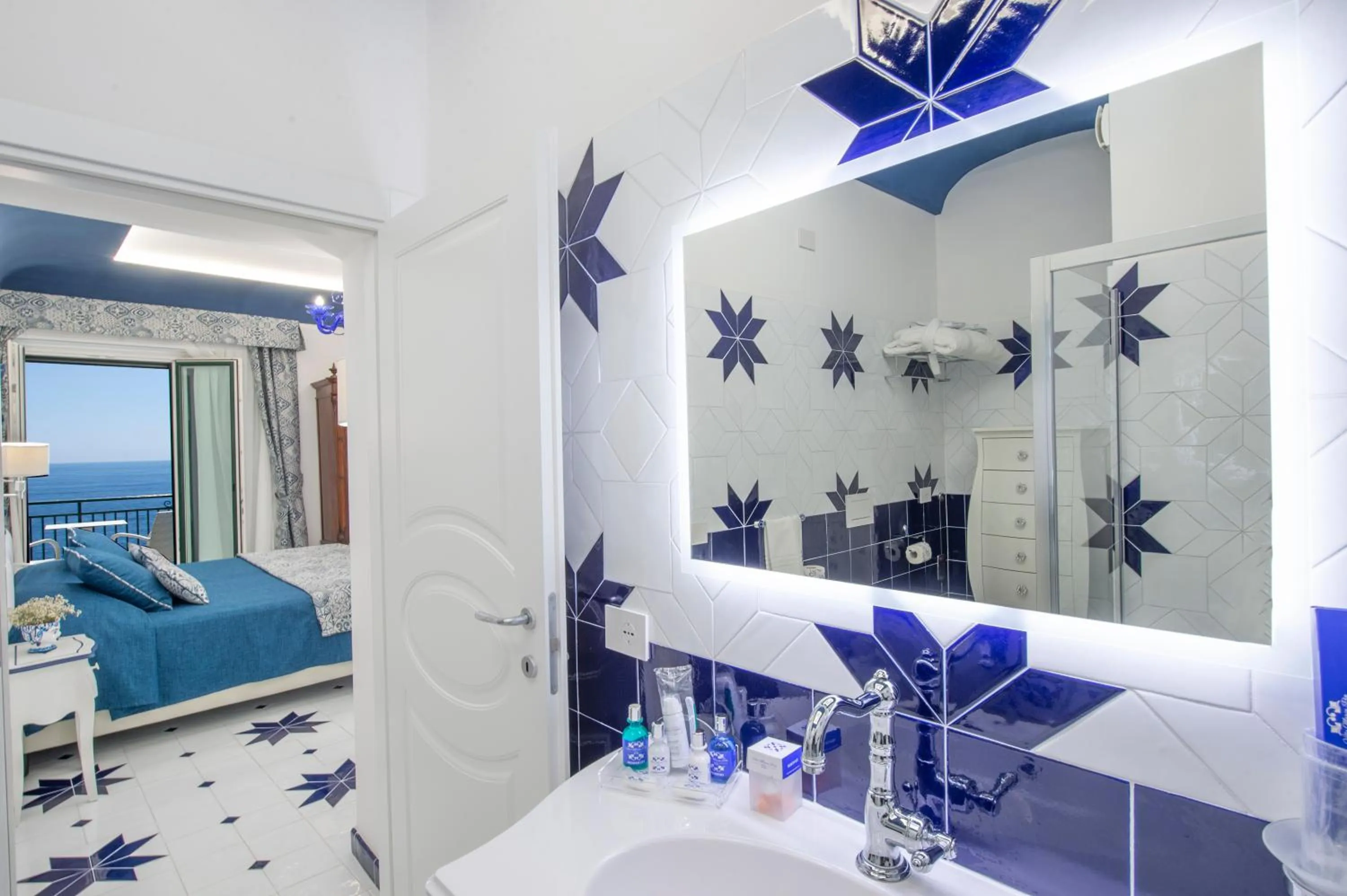 Bathroom, Bed in Hotel Villa Maria Pia