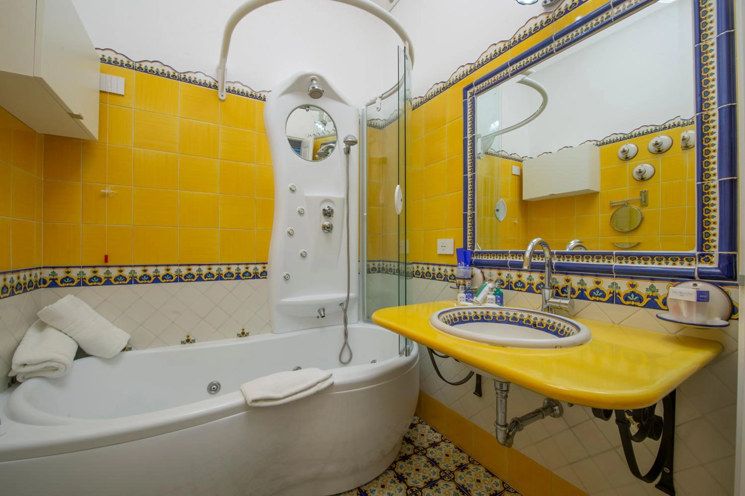 Hot Tub in Hotel Villa Maria Pia