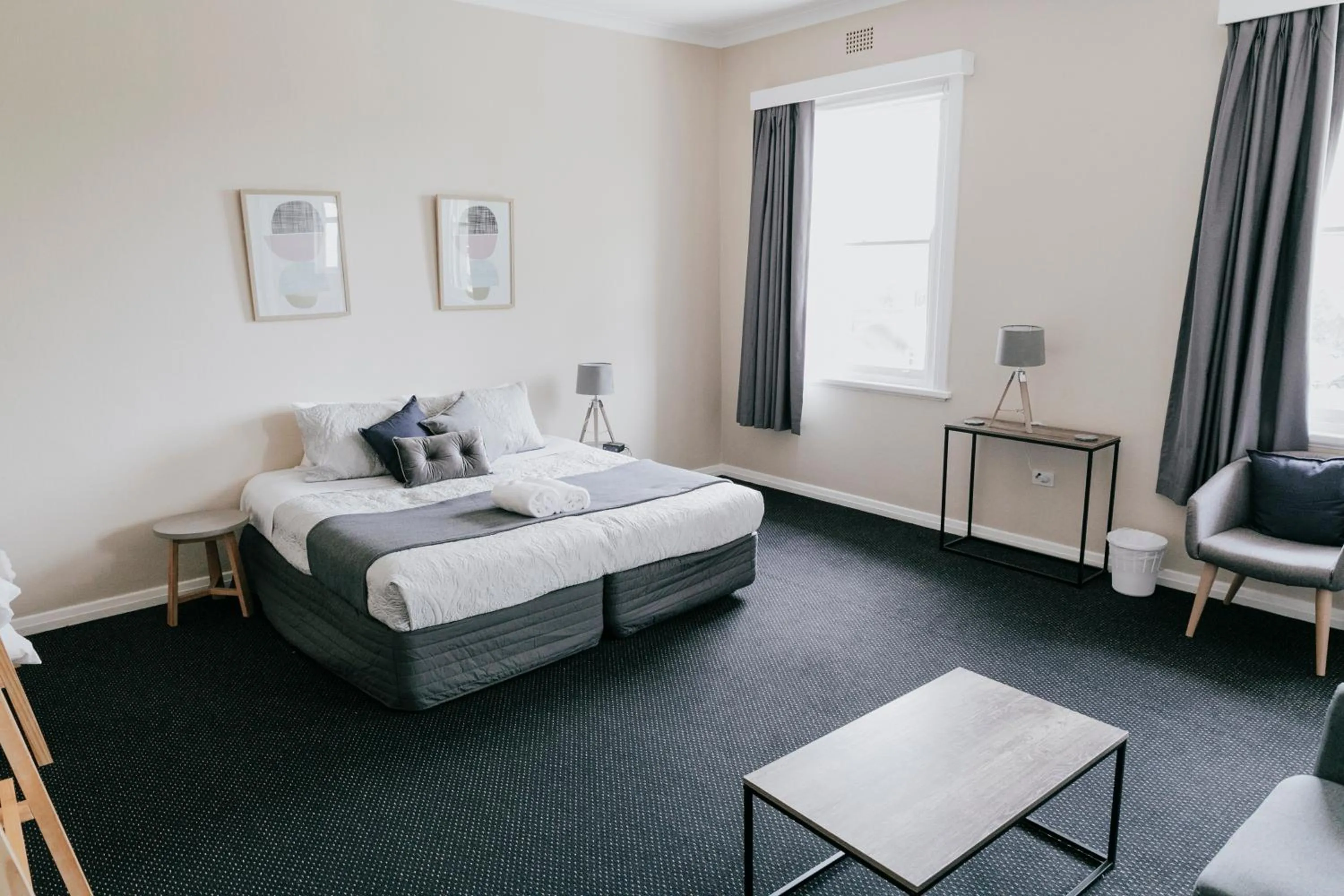 Bed in General Roberts Hotel