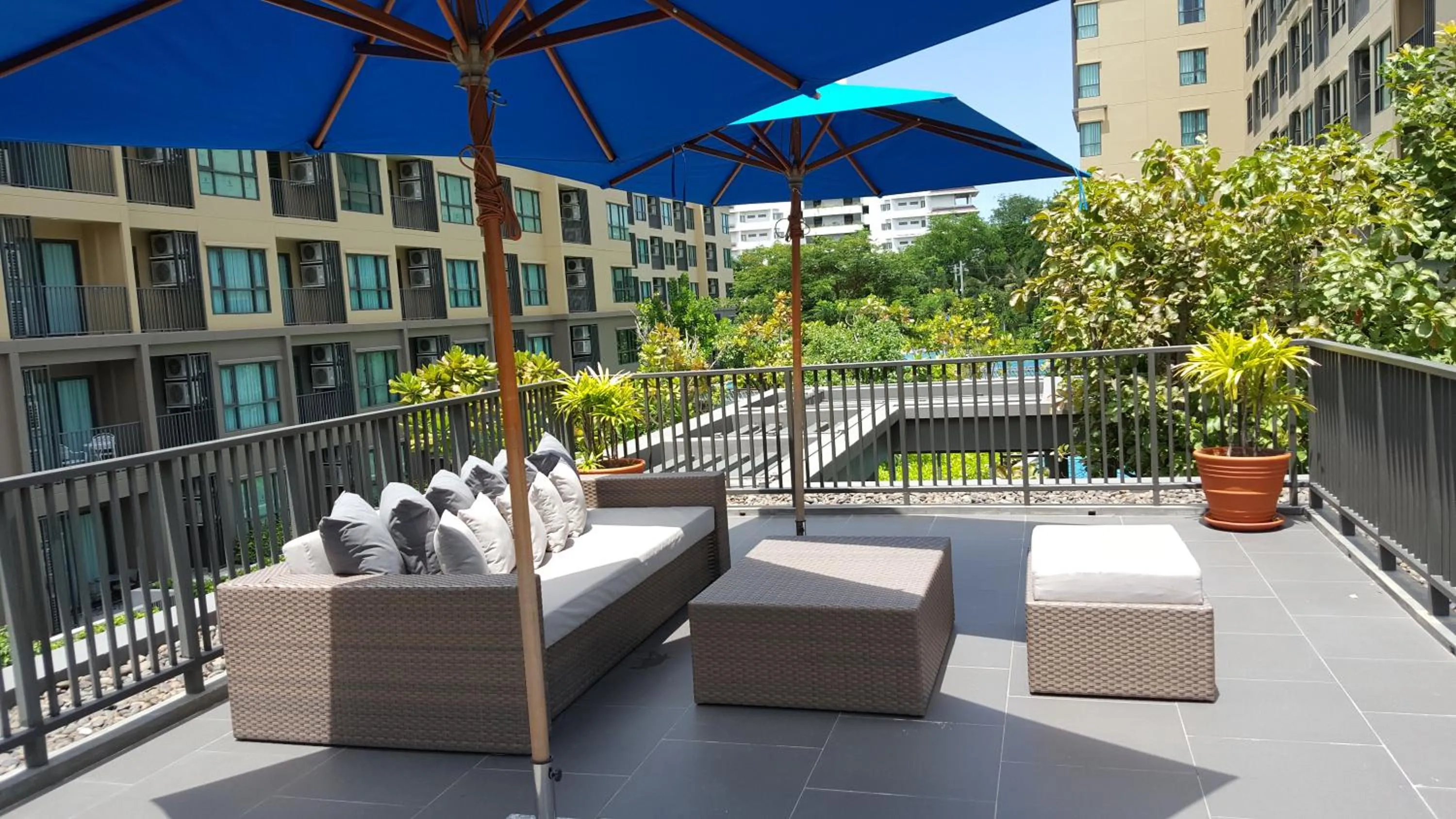 Patio in Rain Cha-am by Obbset