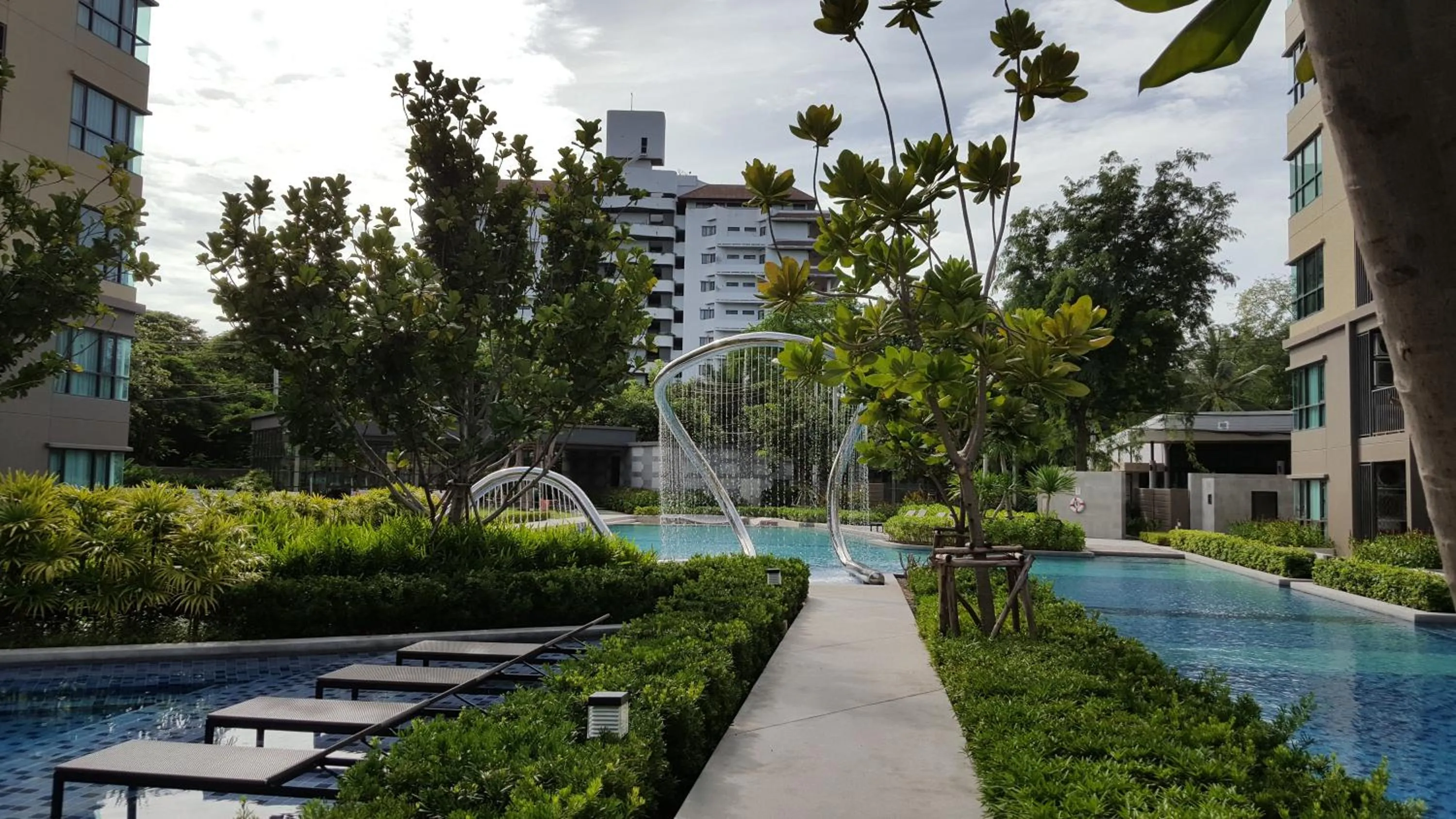 Swimming pool in Rain Cha-am by Obbset