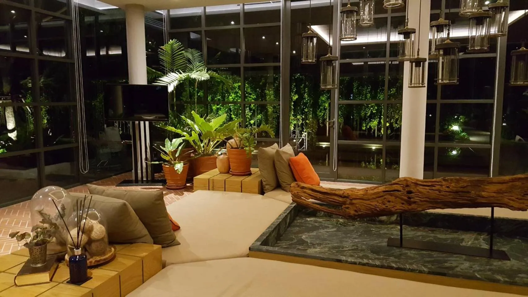 Communal lounge/ TV room in Rain Cha-am by Obbset