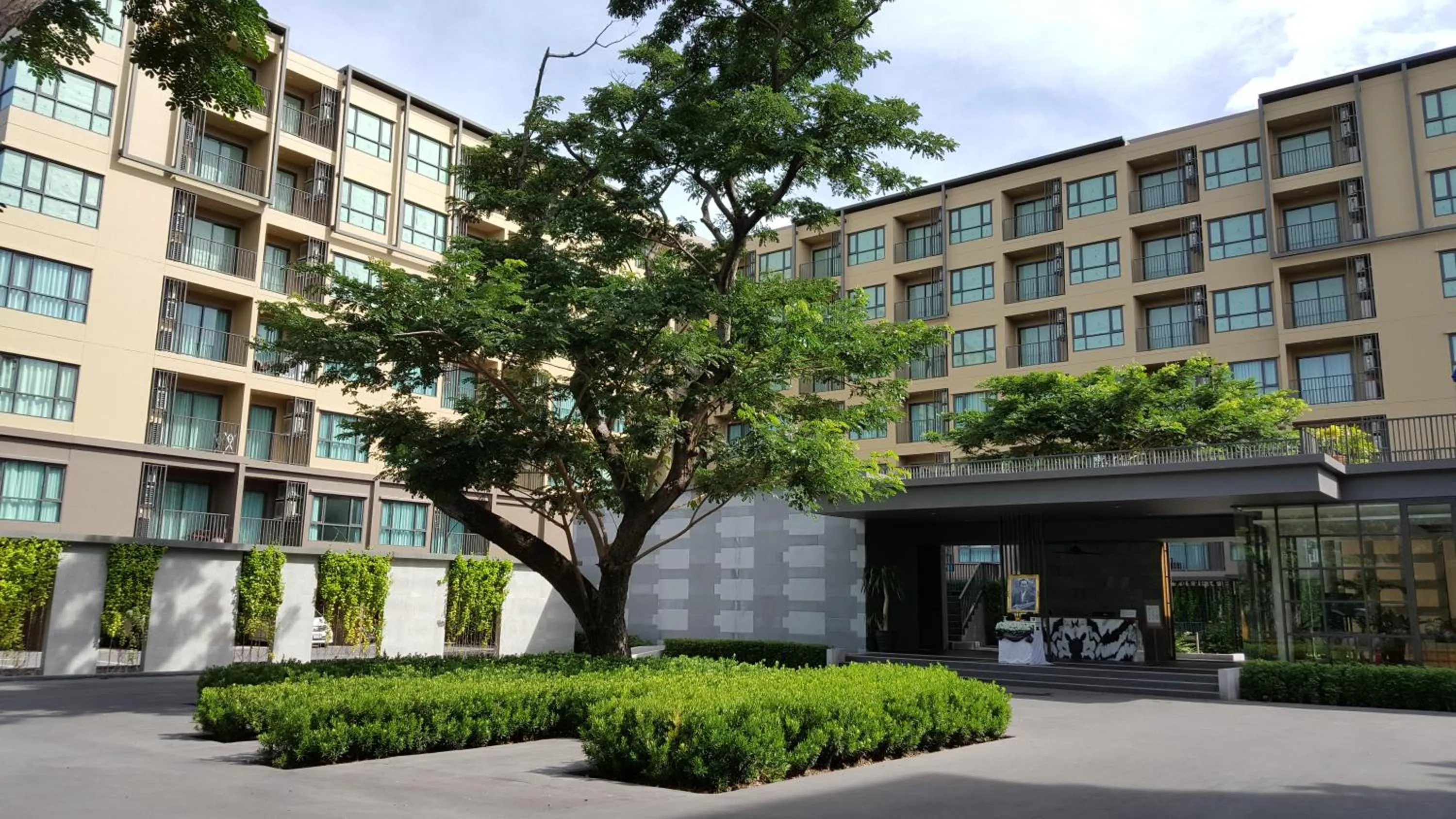 Facade/entrance in Rain Cha-am by Obbset