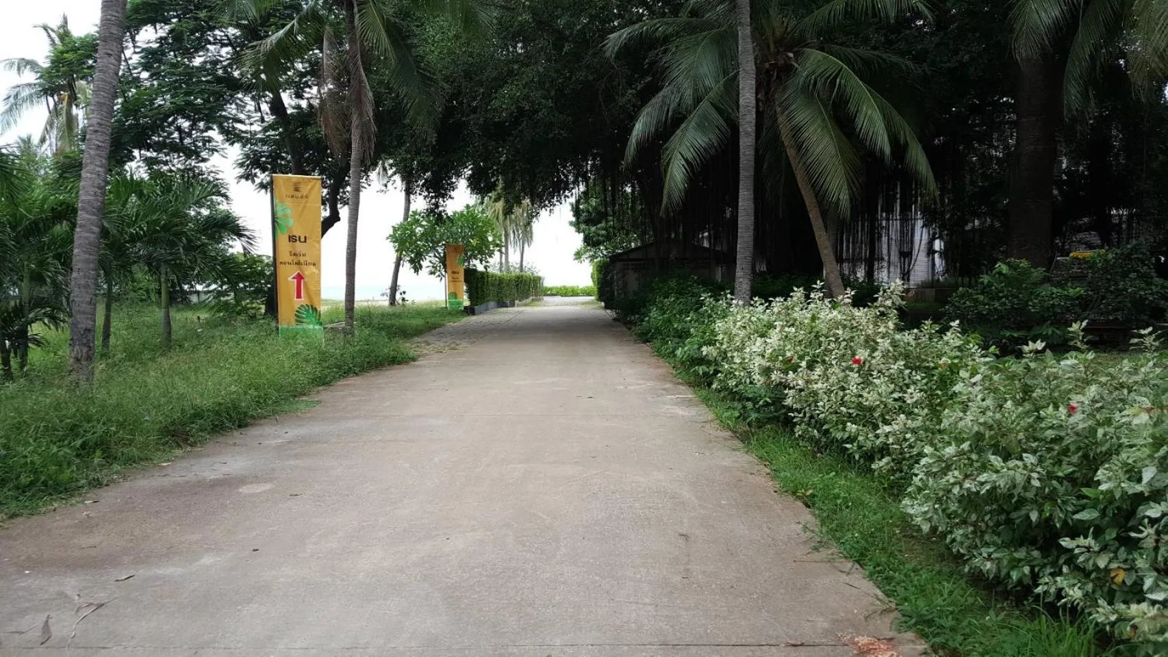 Beach in Rain Cha-am by Obbset