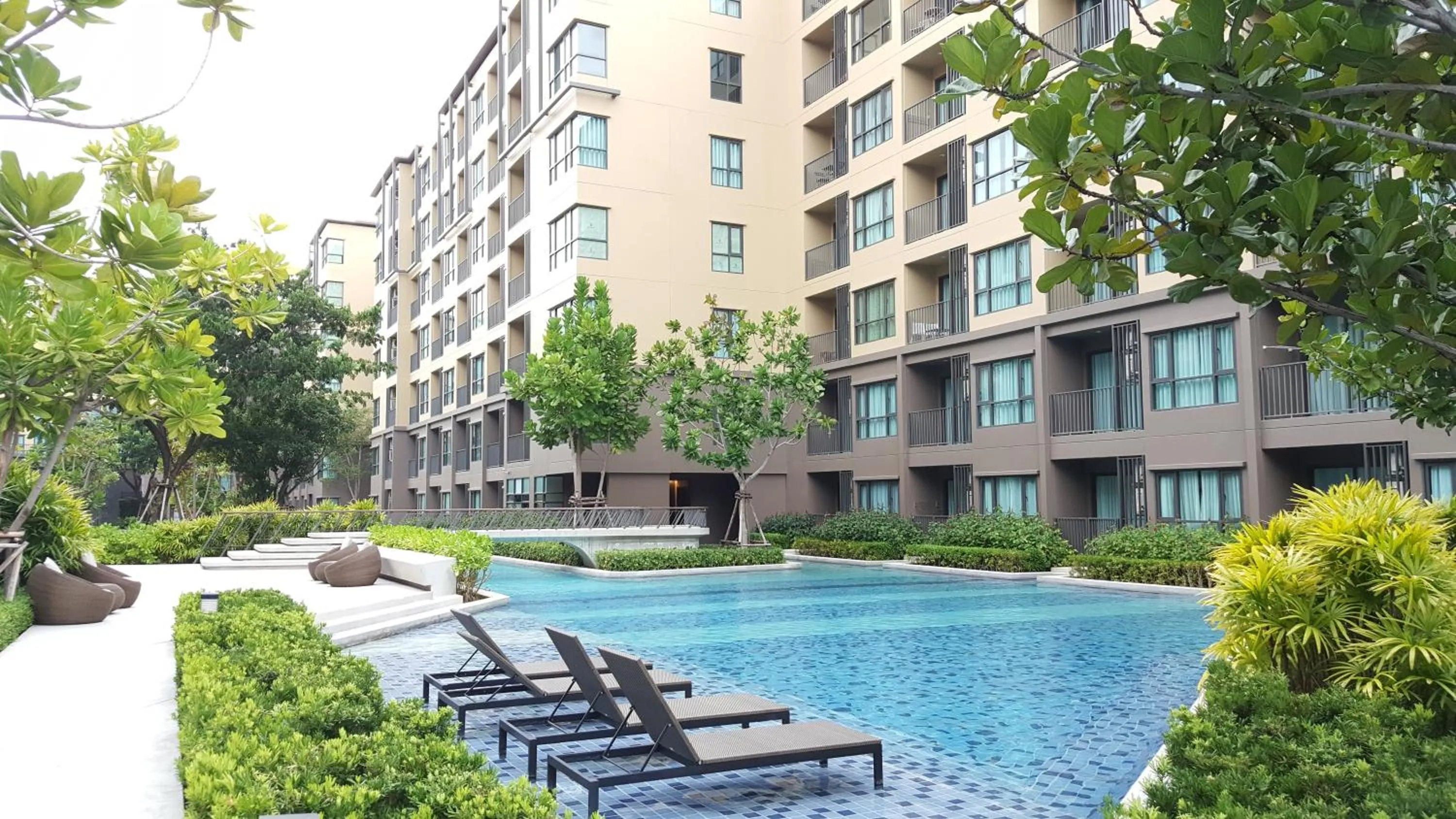 Swimming pool in Rain Cha-am by Obbset