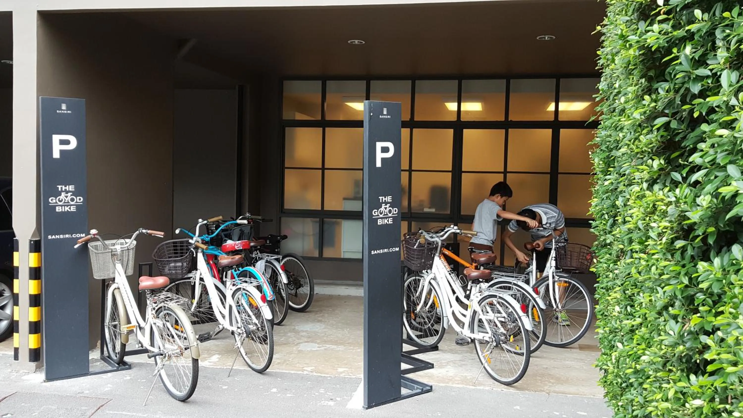 Cycling in Rain Cha-am by Obbset