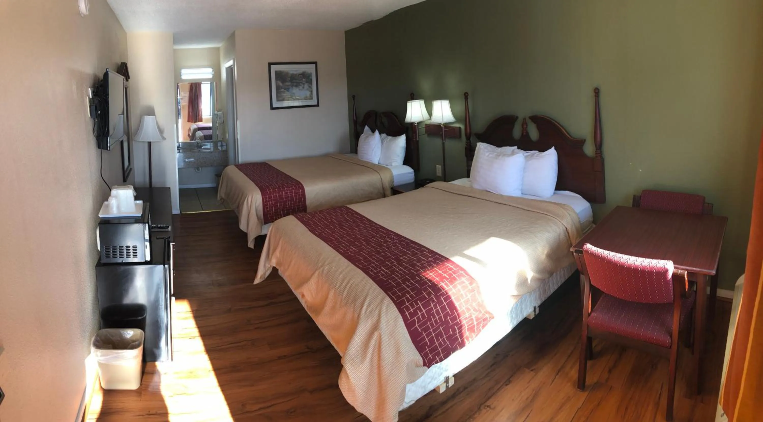 Photo of the whole room, Bed in Motor Inns Of America