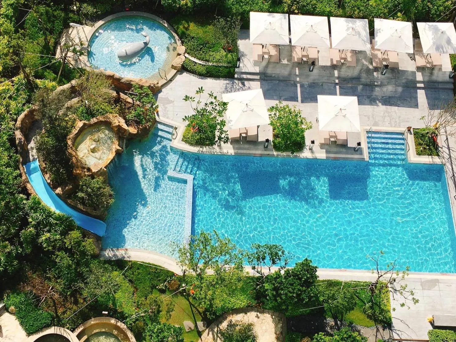 Swimming pool in MU Jiaoxi Hotel