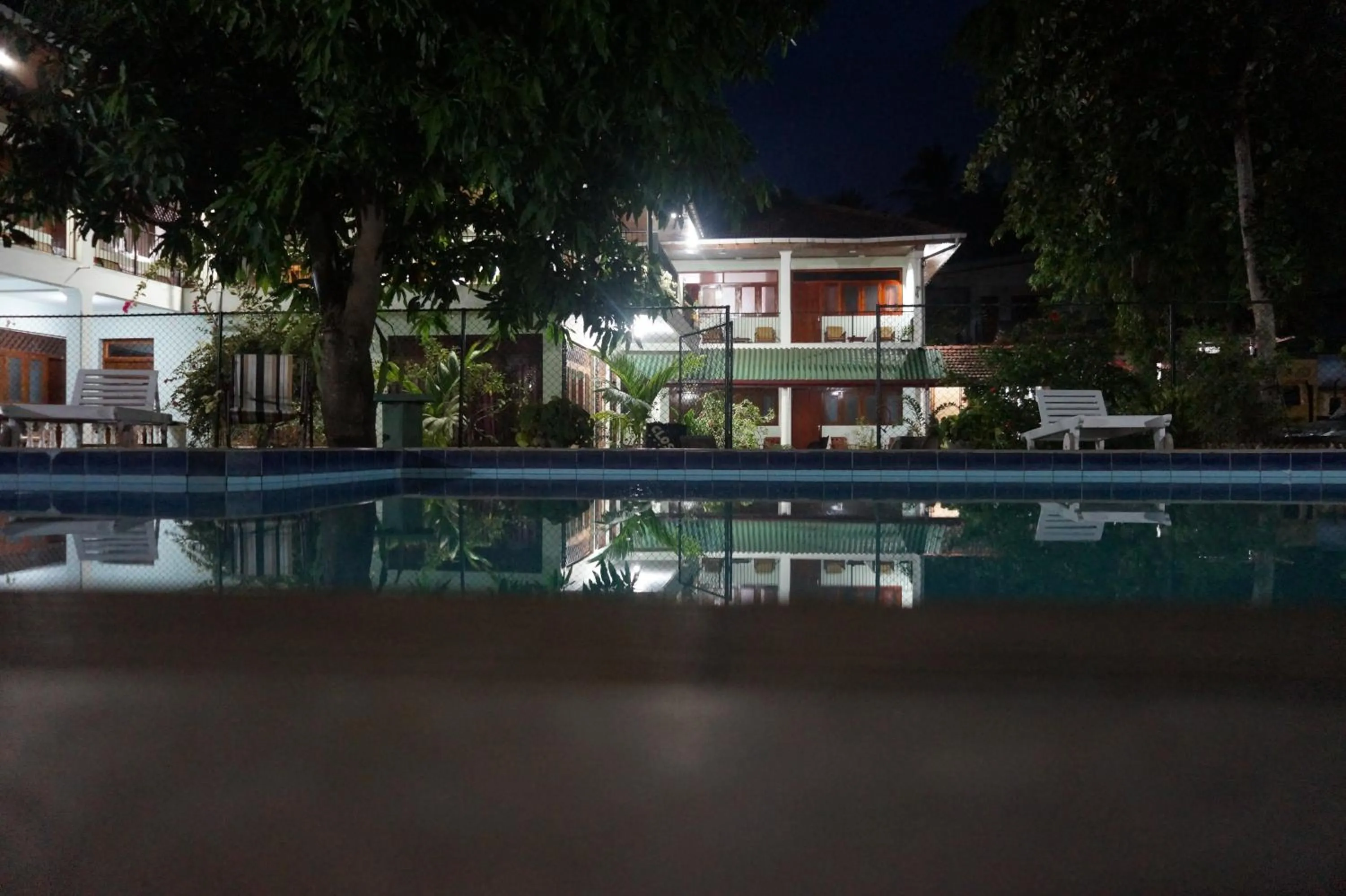 Lake Side Tourist Inn