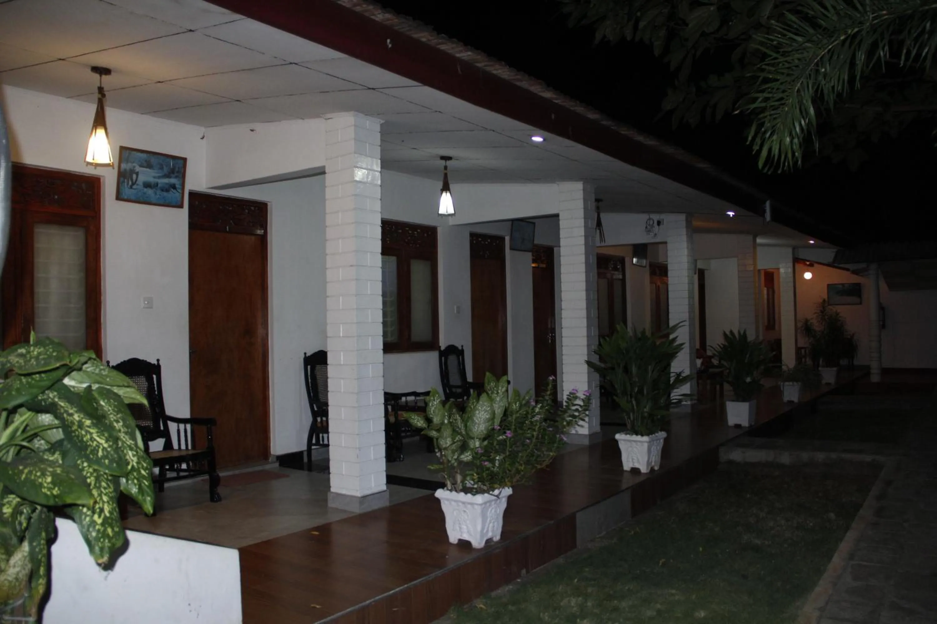 Lake Side Tourist Inn