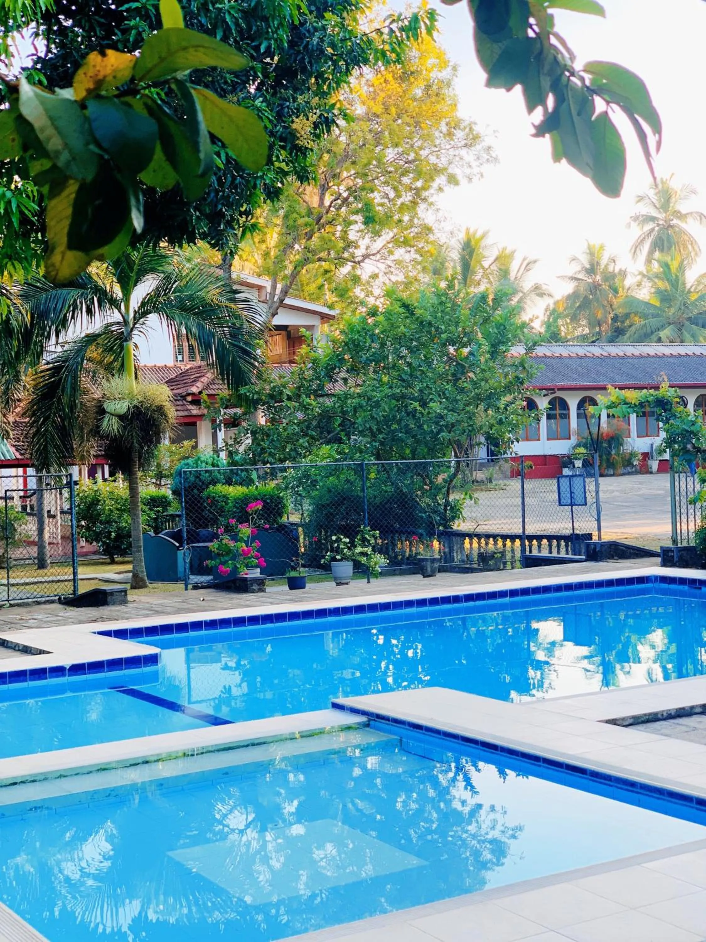 Lake Side Tourist Inn