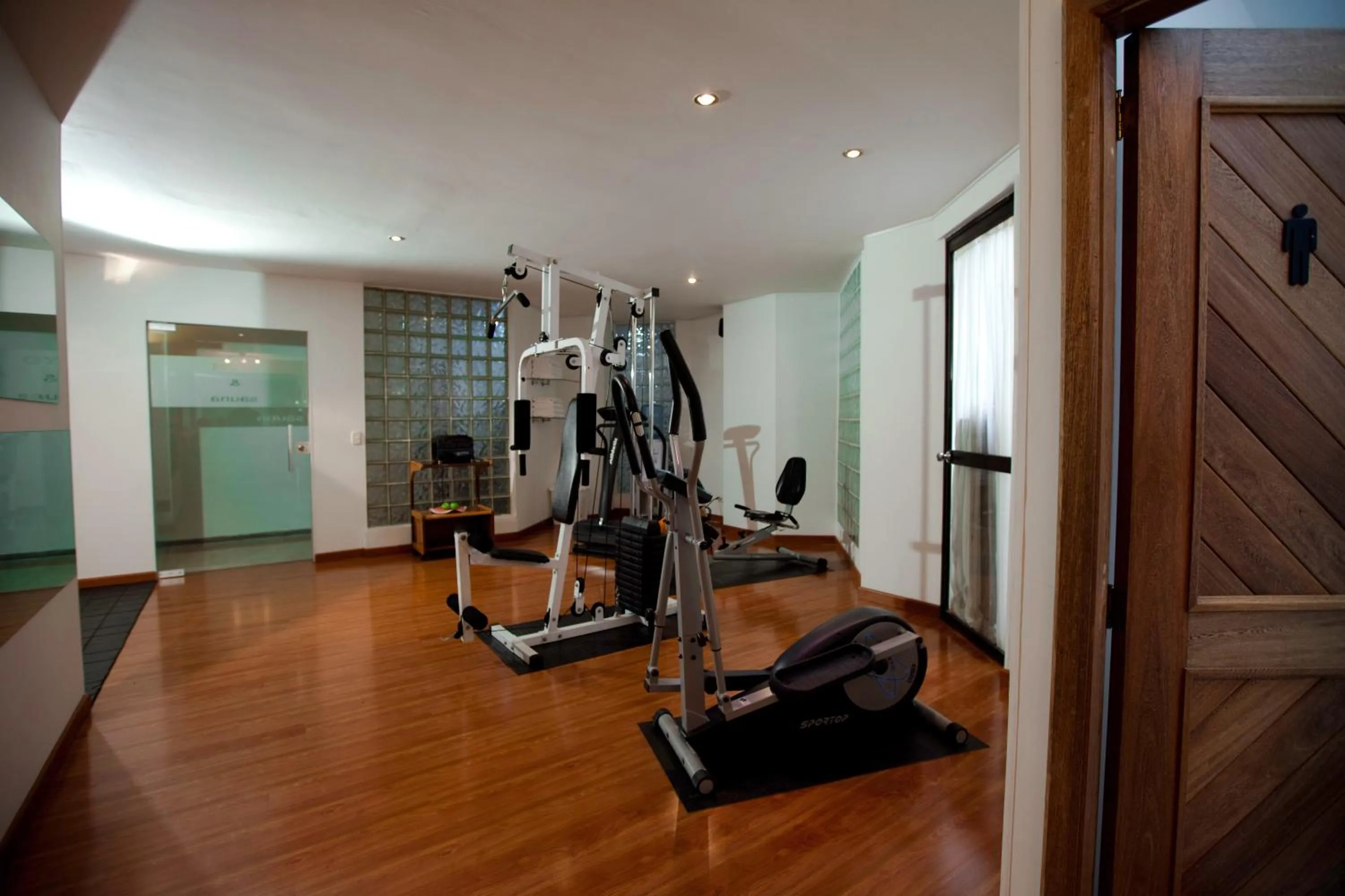 Fitness centre/facilities in Travelers Fontana Plaza