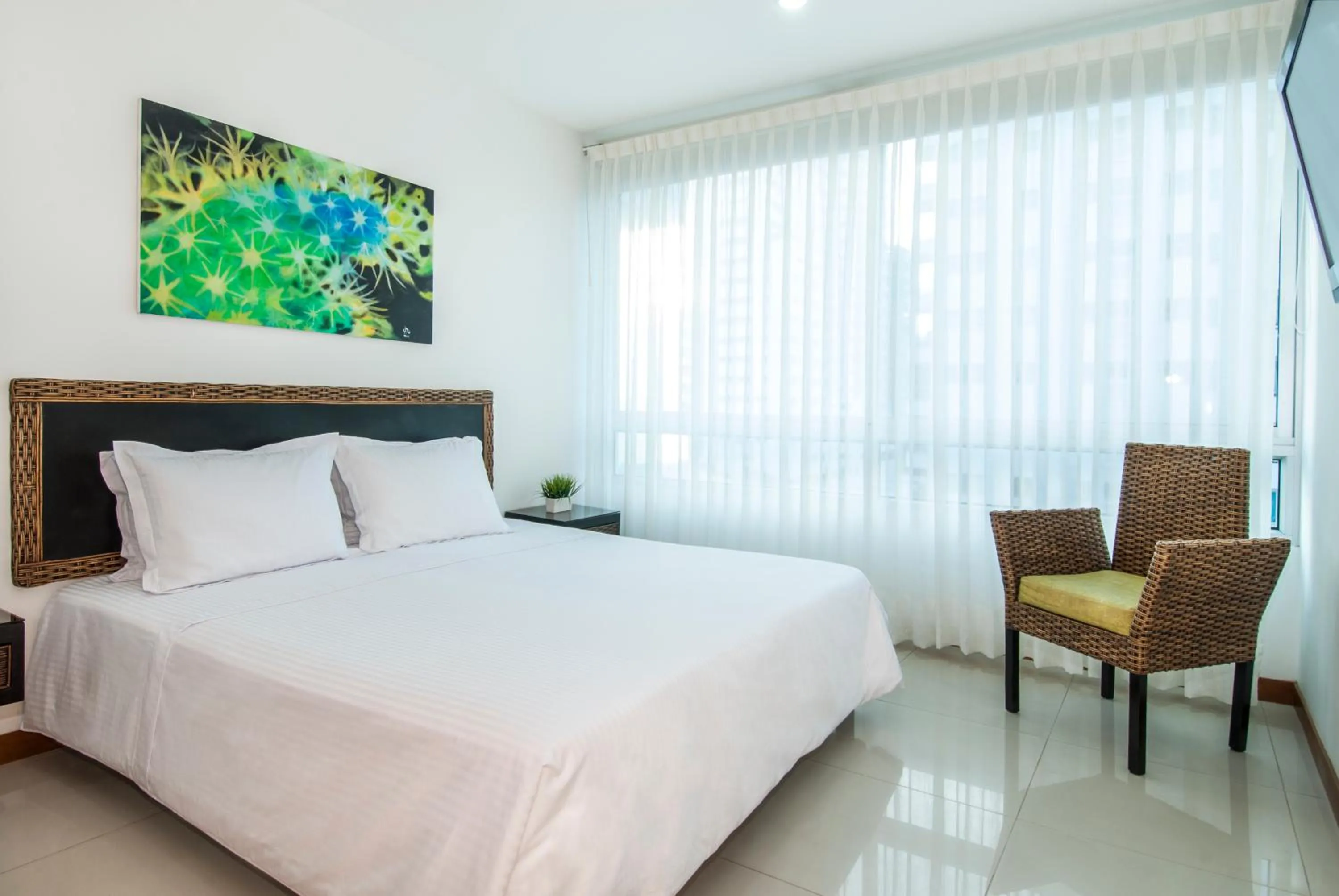 Photo of the whole room, Bed in Travelers Orange Cartagena