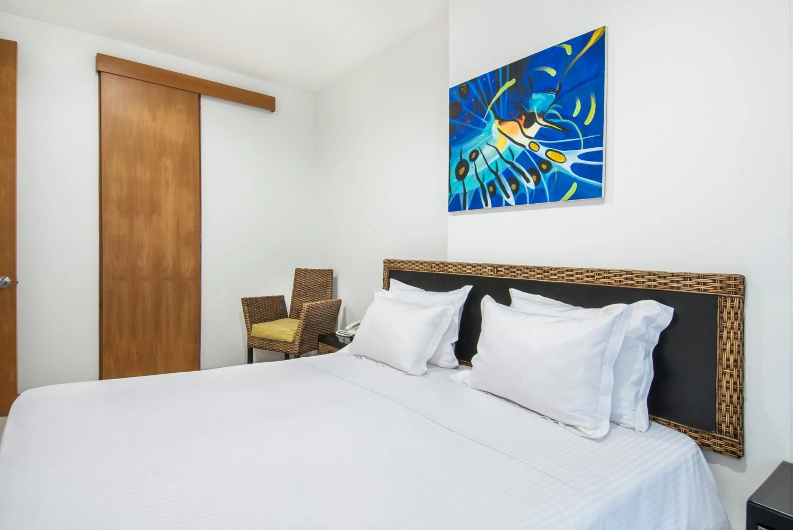 Photo of the whole room, Bed in Travelers Orange Cartagena