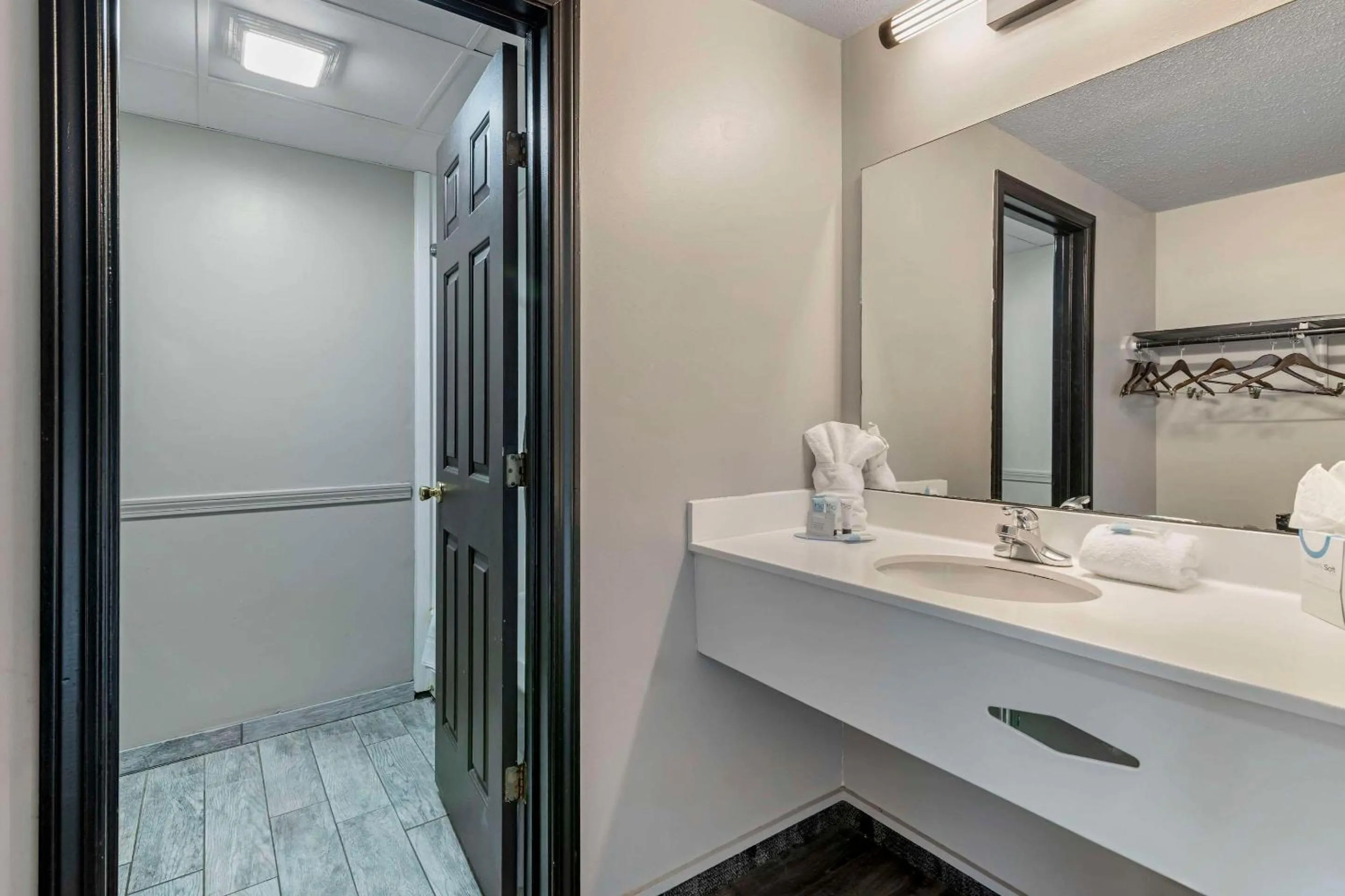 Bedroom in Green Granite Inn, Ascend Hotel Collection