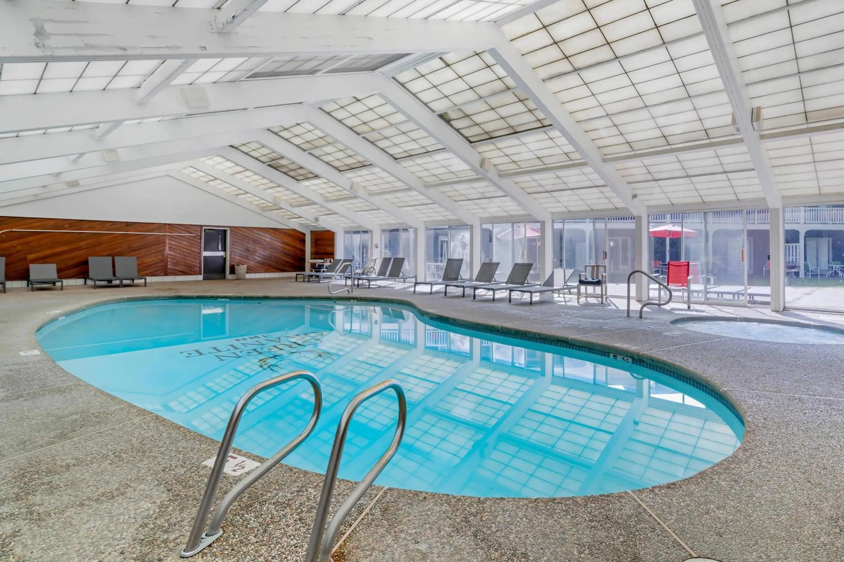Swimming pool in Green Granite Inn, an Ascend Collection Hotel