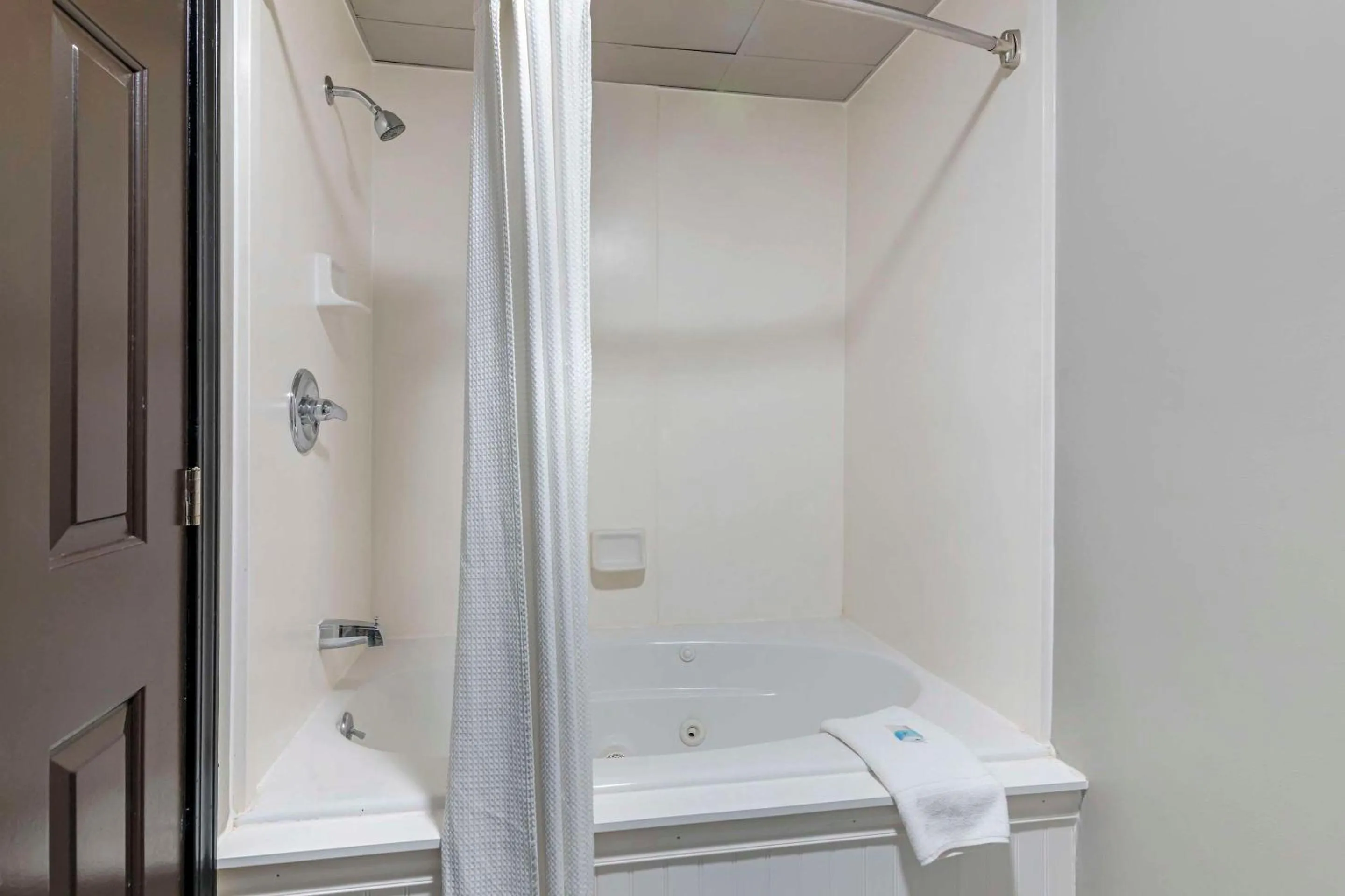 Bedroom in Green Granite Inn, Ascend Hotel Collection