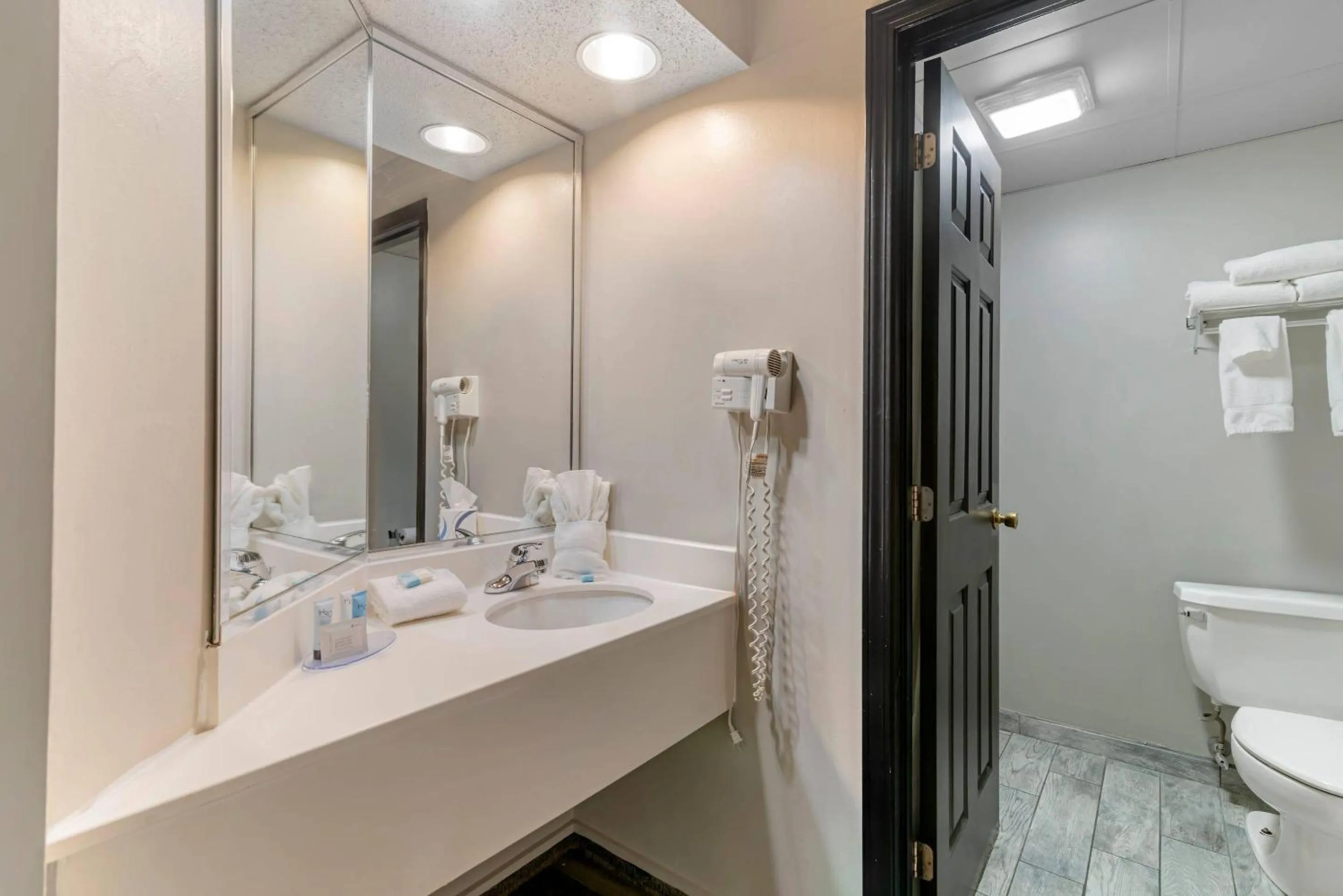 Bedroom in Green Granite Inn, an Ascend Collection Hotel