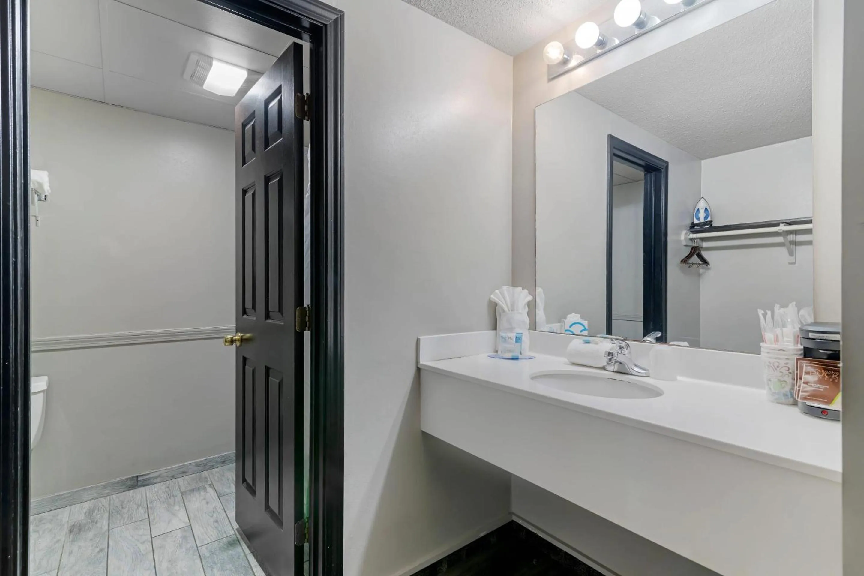 Bedroom in Green Granite Inn, an Ascend Collection Hotel