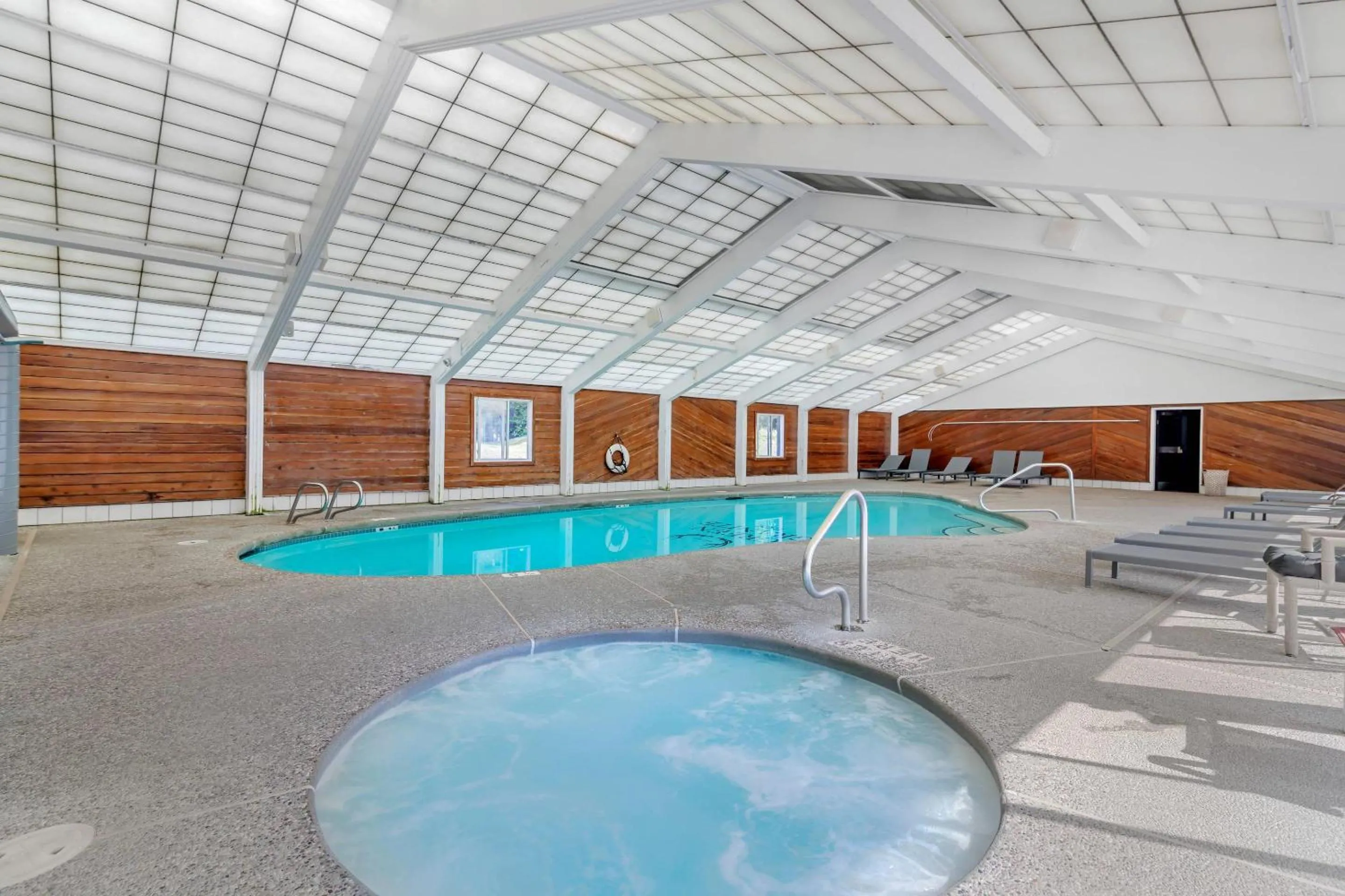 Swimming pool in Green Granite Inn, an Ascend Collection Hotel