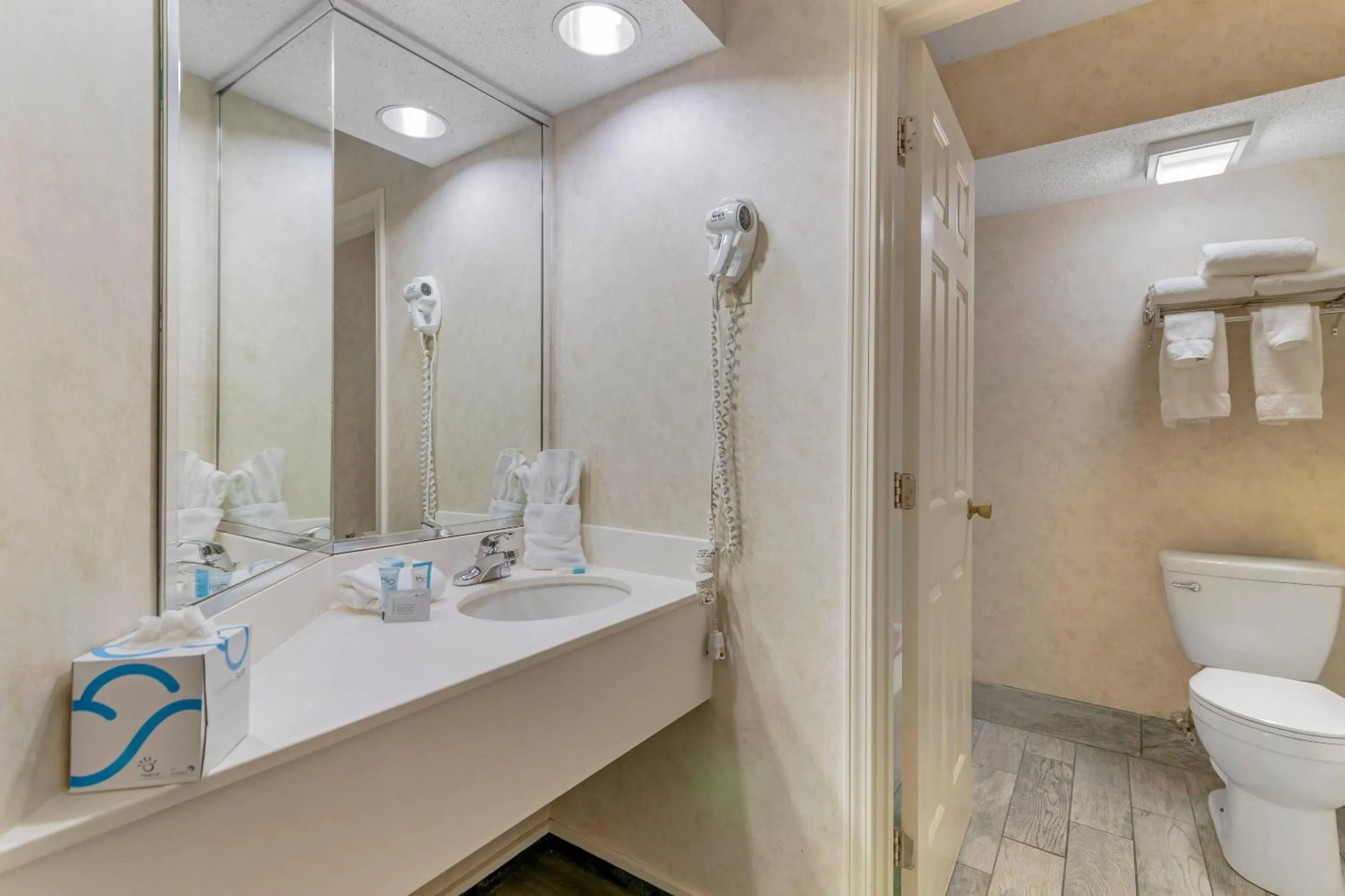 Bedroom in Green Granite Inn, an Ascend Collection Hotel