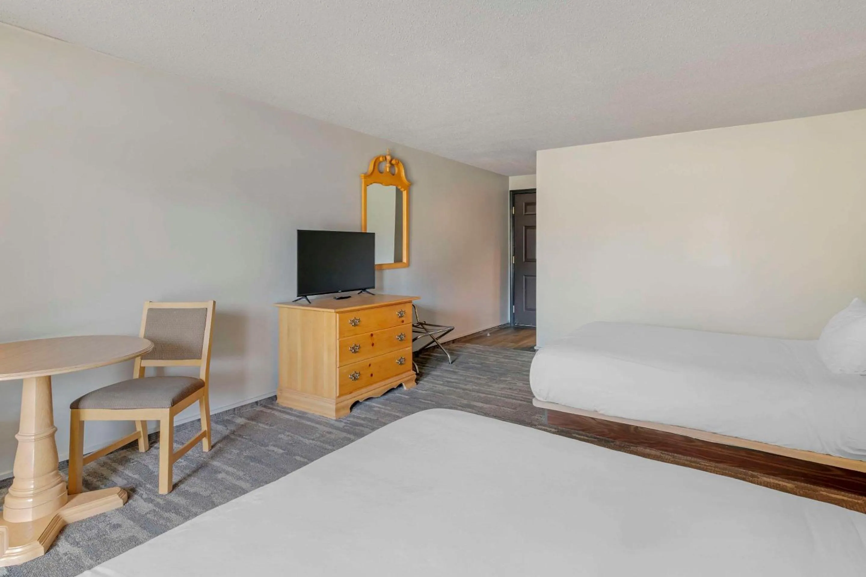 Bedroom in Green Granite Inn, Ascend Hotel Collection