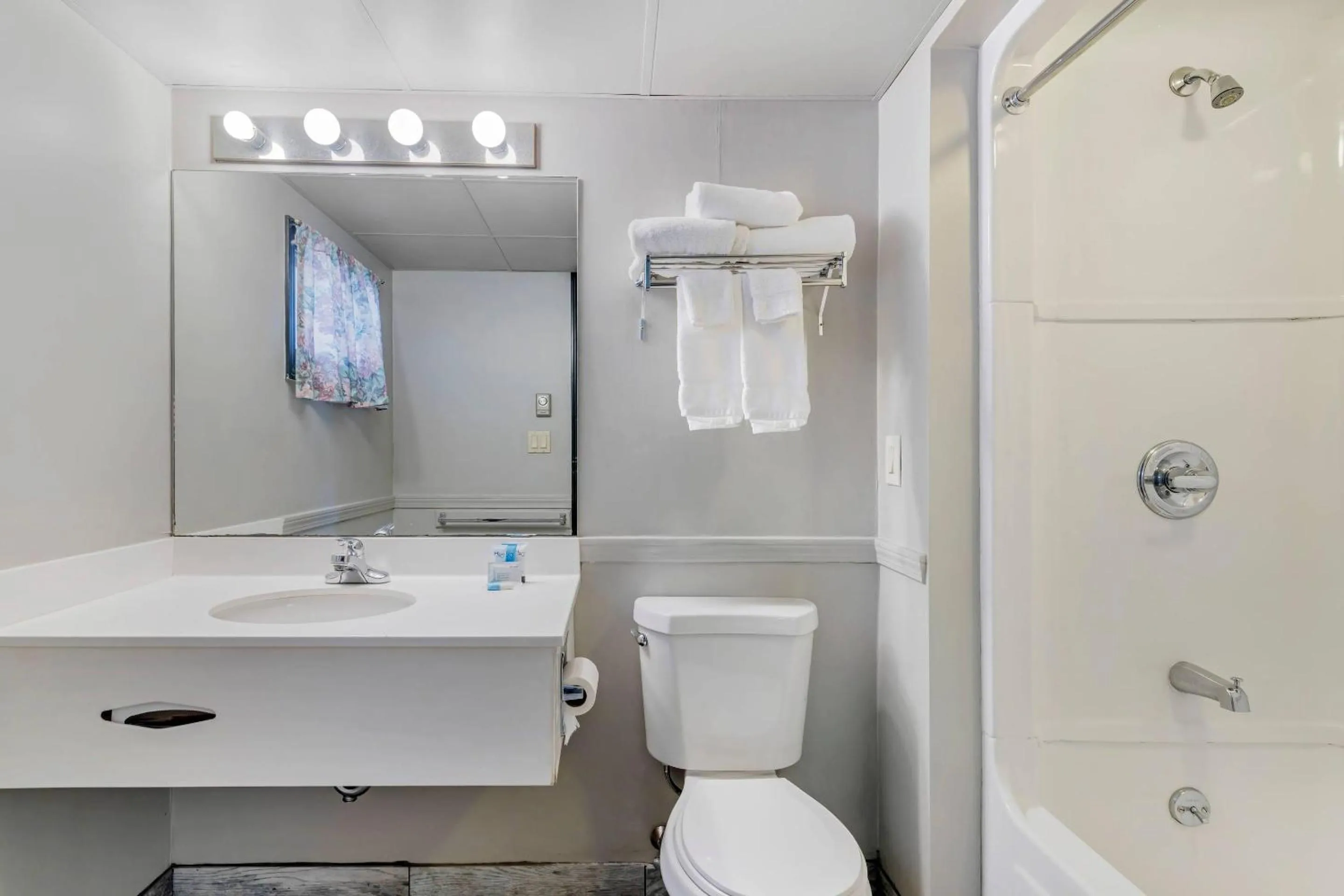 Bedroom in Green Granite Inn, an Ascend Collection Hotel