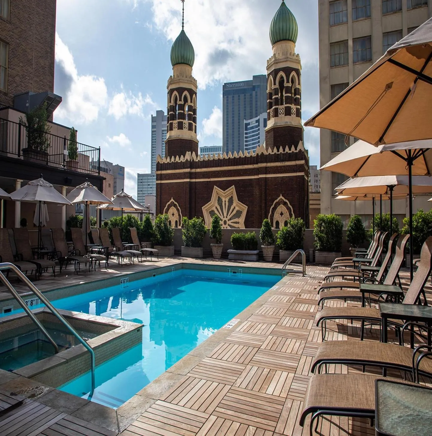 Swimming pool in The Roosevelt Hotel New Orleans - Waldorf Astoria Hotels & Resorts