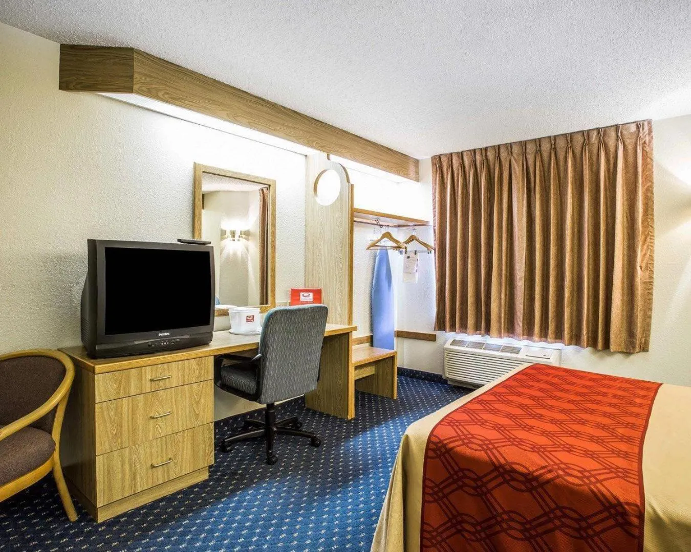 Bedroom, Bed in Econo Lodge Denver International Airport